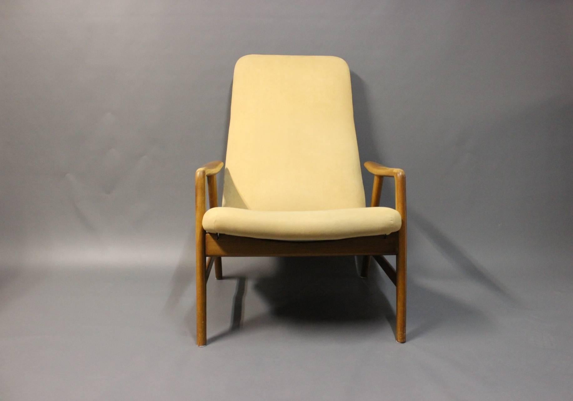 Highback reclining lounge chair designed by Alf Svensson and manufactured by Fritz Hansen. The chair is in elm and upholstered with alcantara (suede).