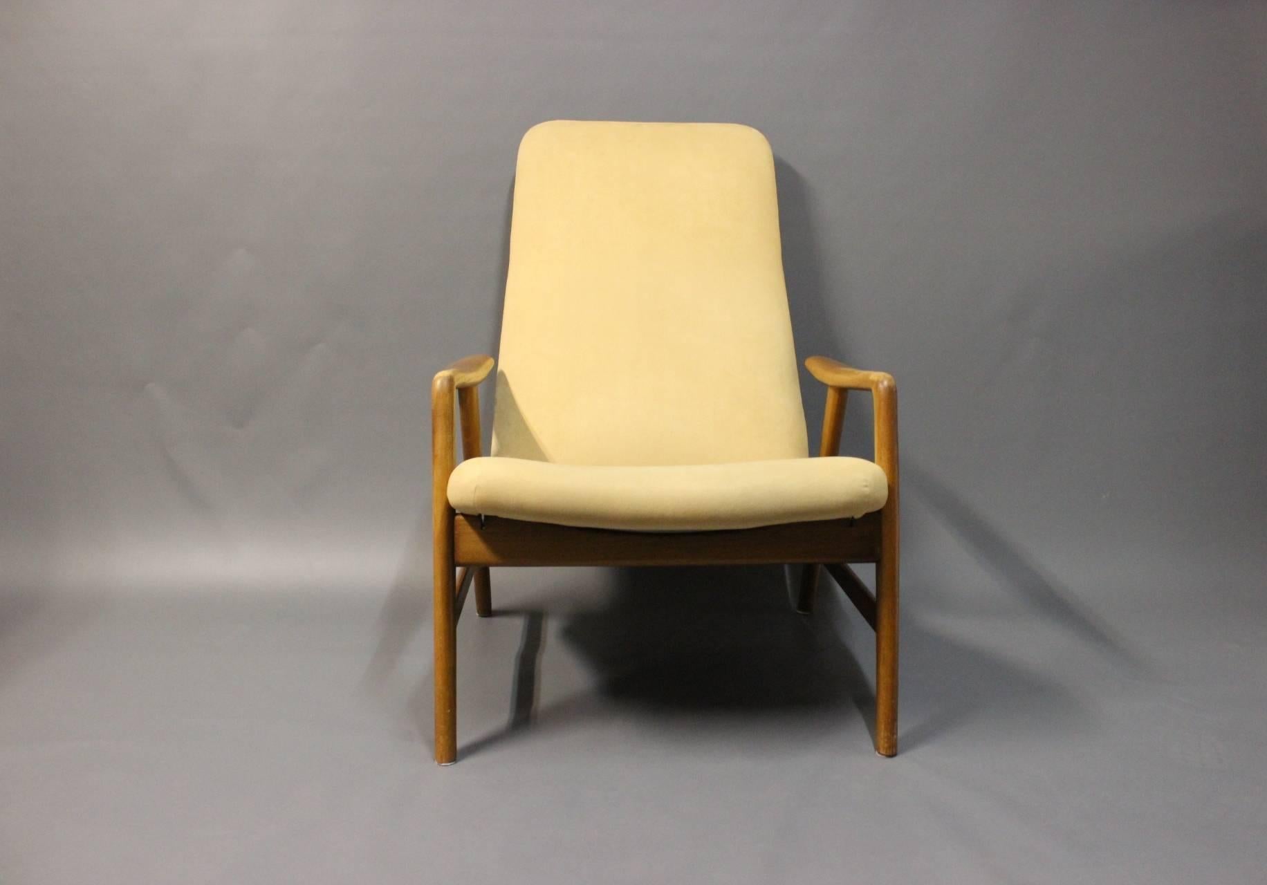 Hochlehnbarer Loungesessel:: entworfen von Alf Svensson und hergestellt von Fritz Hansen. Der Stuhl ist aus Ulme und mit Alcantara (Wildleder) gepolstert.
