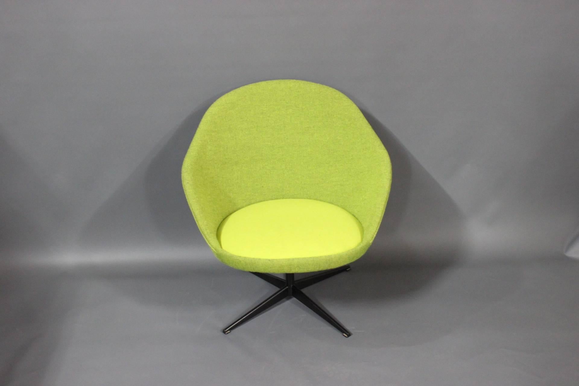 Découvrez le confort et le charme de ce fauteuil rétro des années 1960. Tapissé d'une magnifique laine Hallingdal verte, il ajoute non seulement une touche colorée à votre décor, mais offre également une expérience d'assise luxueuse et confortable.