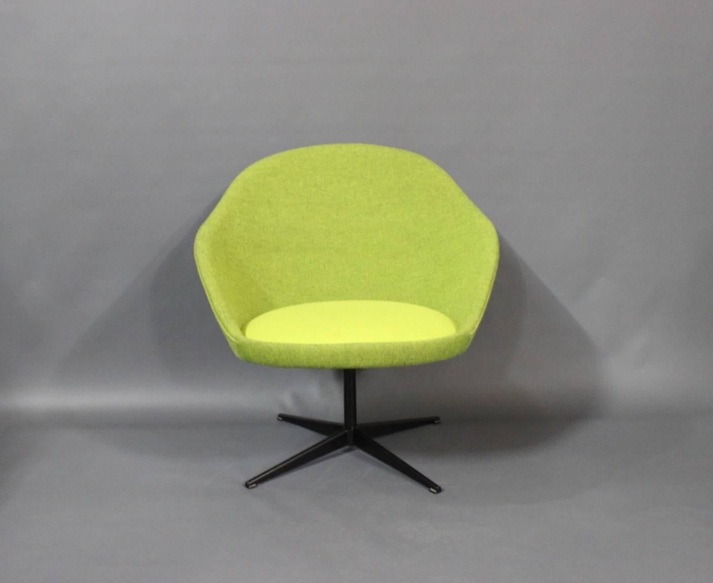 Scandinavian Modern Lounge Chair in Green Hallingdal Wool, Danish Design from the 1960s For Sale