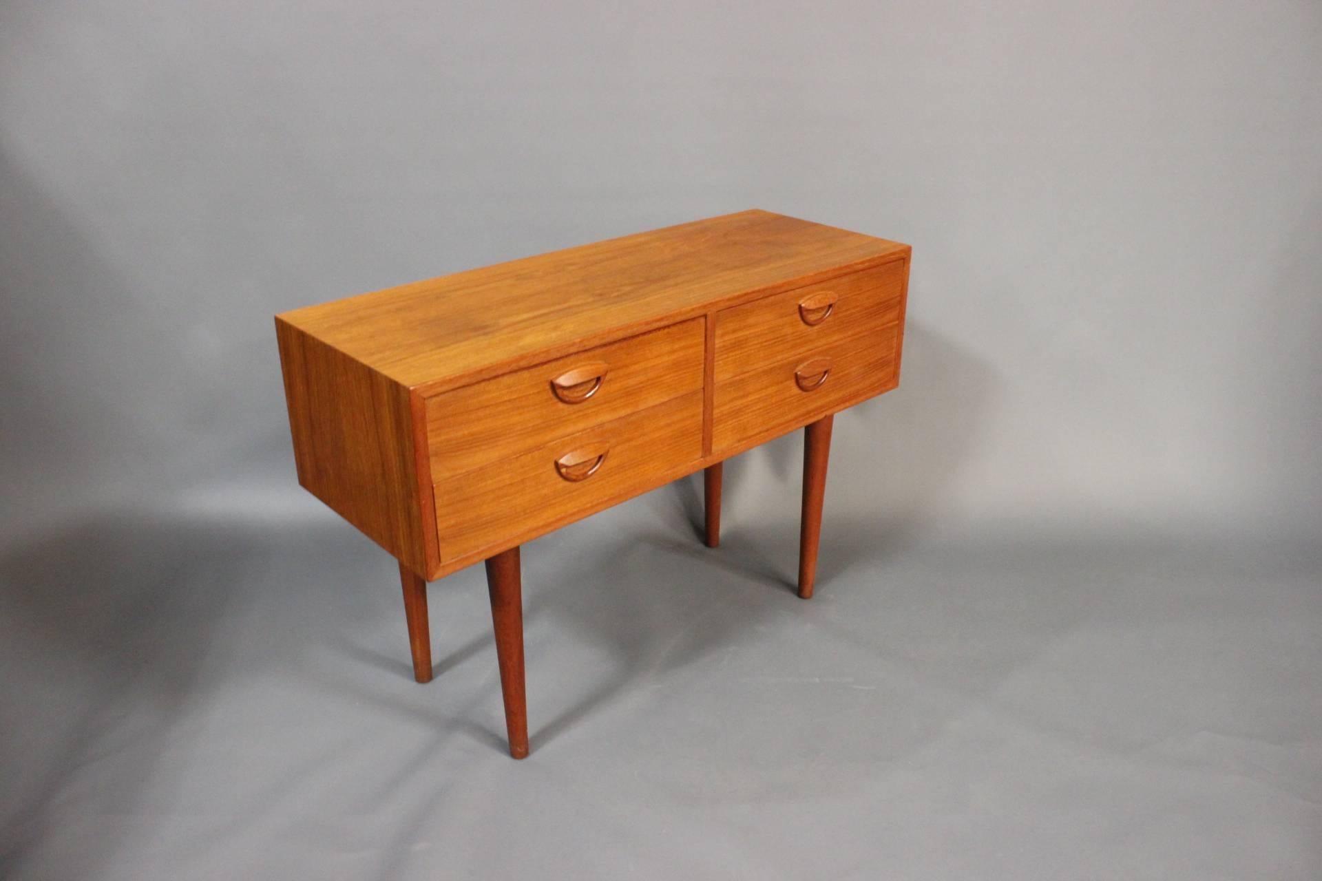 FM chest of drawers in teak with four drawers designed by Kai Kristiansen and manufactured by Feldballes Furniture factory around the 1960s. 