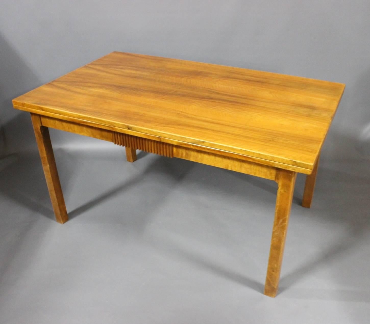 Scandinave moderne Table à rallonge en noyer par un maître ébéniste danois, vers 1940 en vente