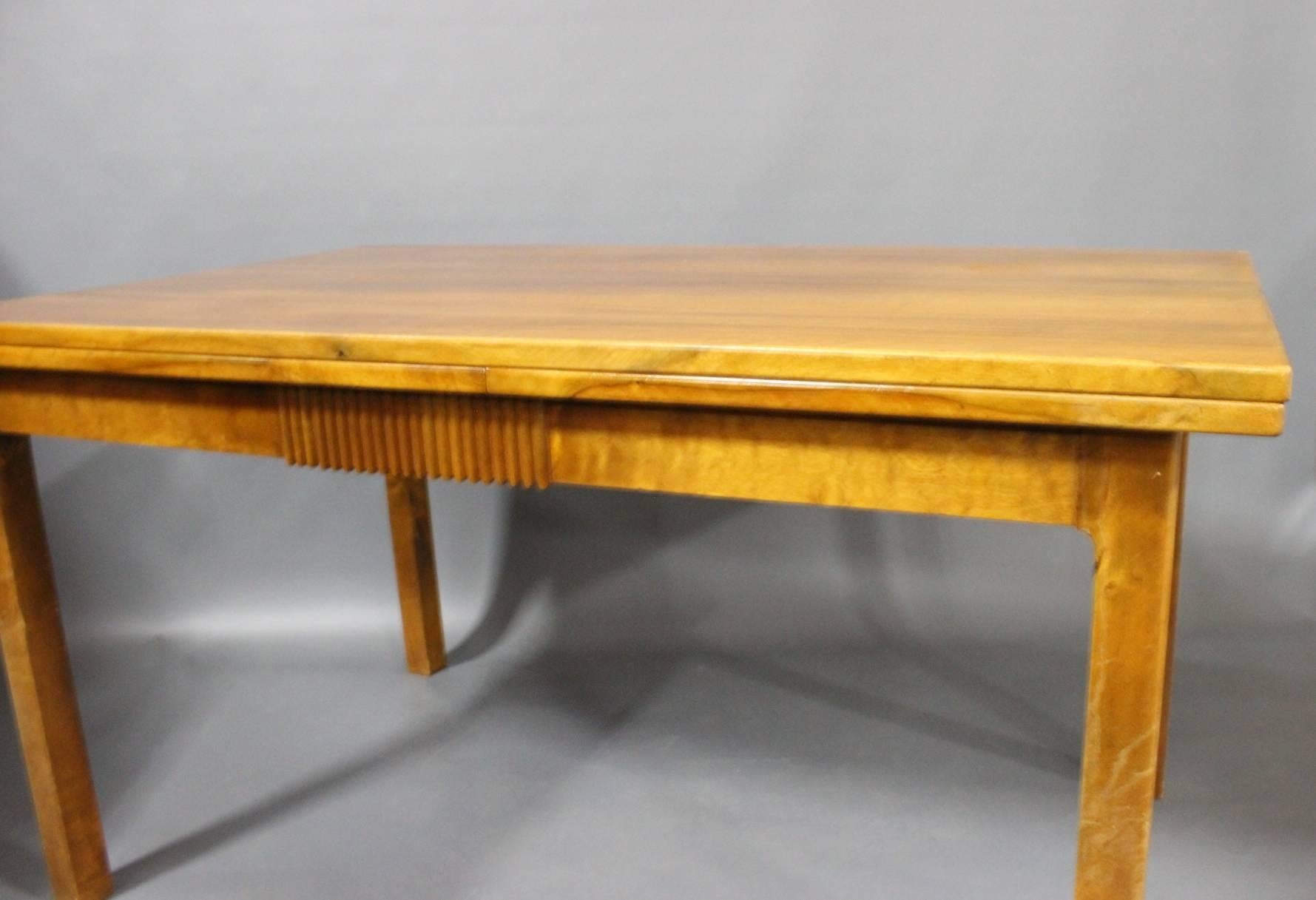 Danois Table à rallonge en noyer par un maître ébéniste danois, vers 1940 en vente