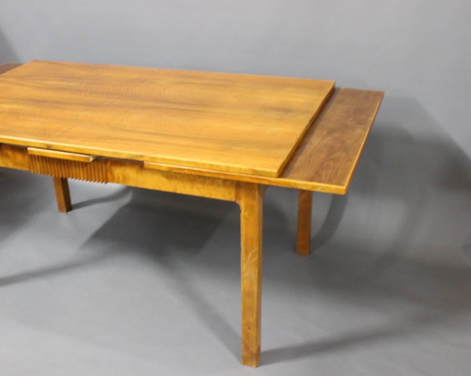 Table à rallonge en noyer par un maître ébéniste danois, vers 1940 Bon état - En vente à Lejre, DK