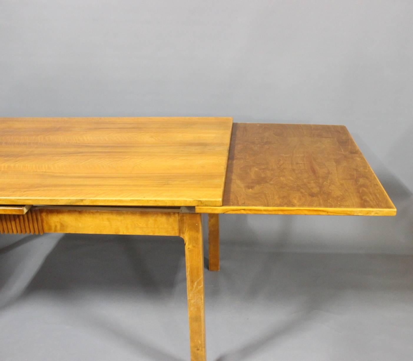 Milieu du XXe siècle Table à rallonge en noyer par un maître ébéniste danois, vers 1940 en vente