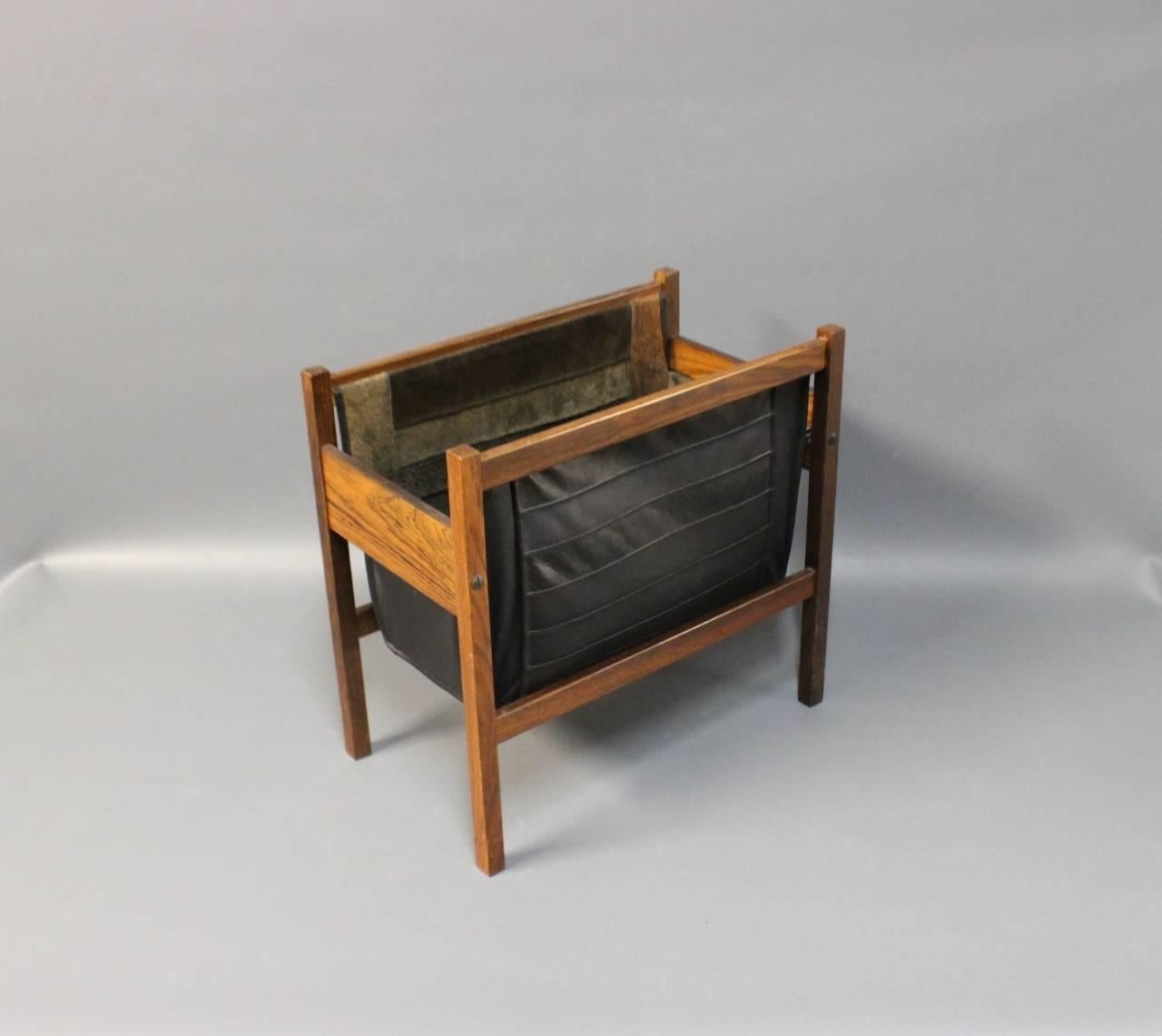 Newspaper holder in rosewood and black leather. The holder is of Danish design from the 1960s and is in excellent condtion. 