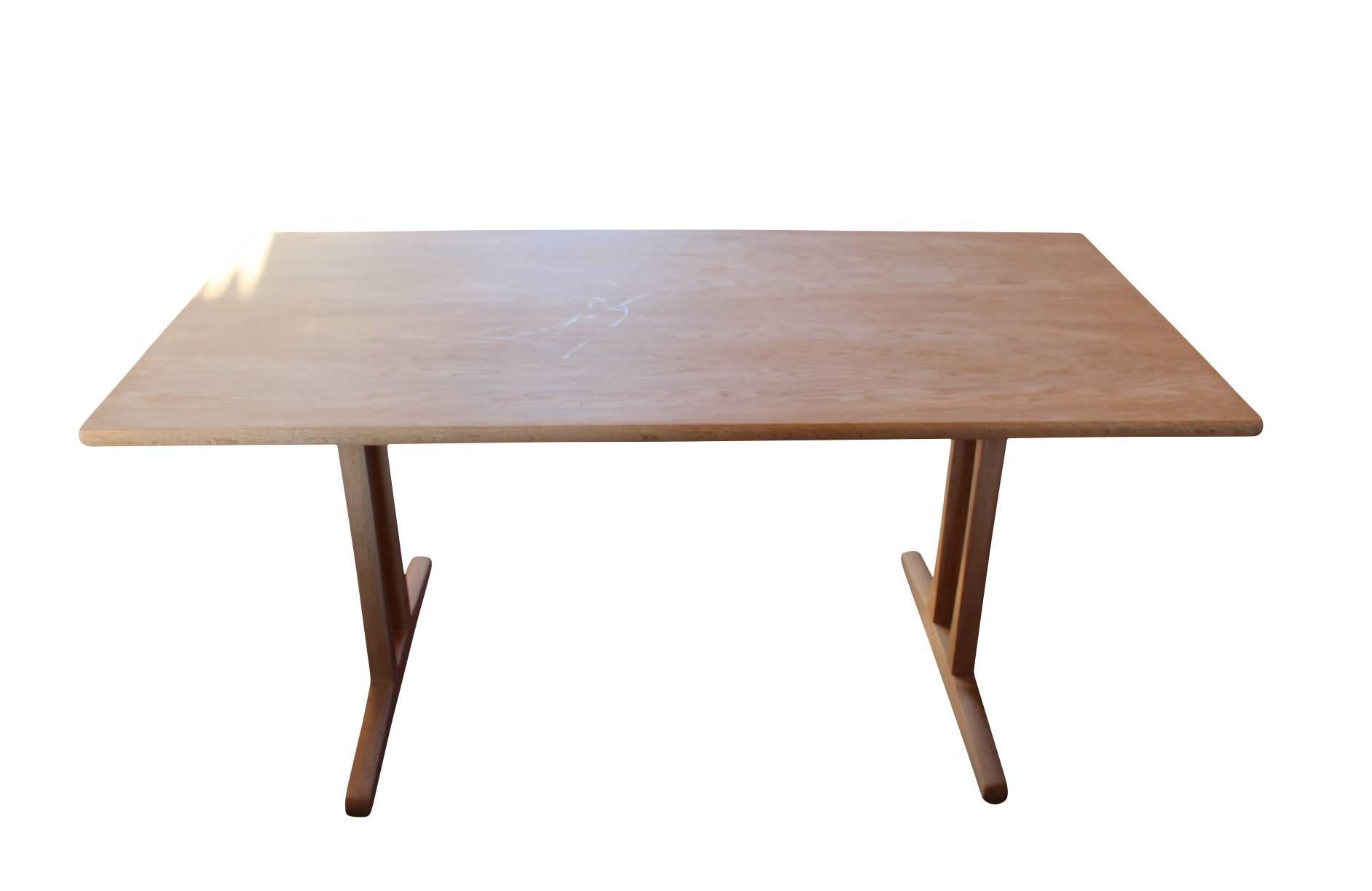 Shaker Dining table in massiv oak, model C18, designed by Boerge Mogensen in 1957 and manufactured by F.D.B. Furniture. The table is designed with the wish of creating a simple and consistent table. 

If you would like more pictures, please don't