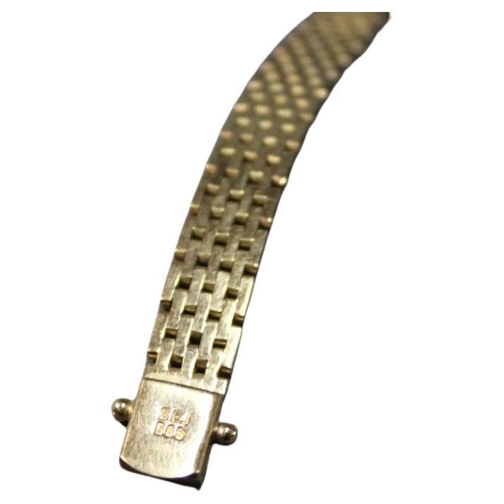 This elegant Candino ladies' watch is a fine example of Swiss craftsmanship, featuring a case made from 18-carat gold and a watchstrap crafted from 14-carat gold. The combination of these precious materials not only adds a touch of luxury but also