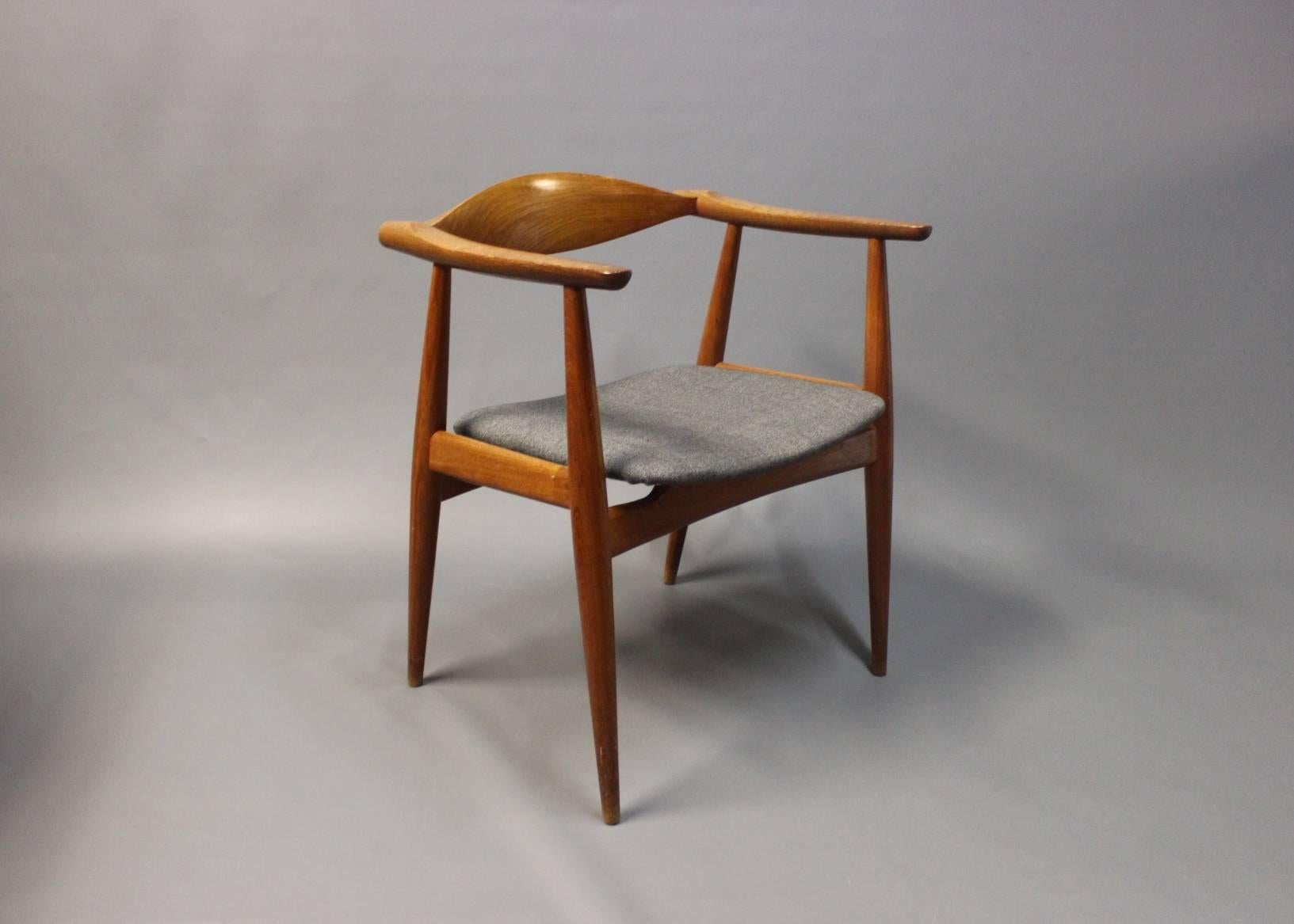 Scandinavian Modern Pair of Ch-35 Chairs by Hans J. Wegner and Carl Hansen & Søn, 1960s