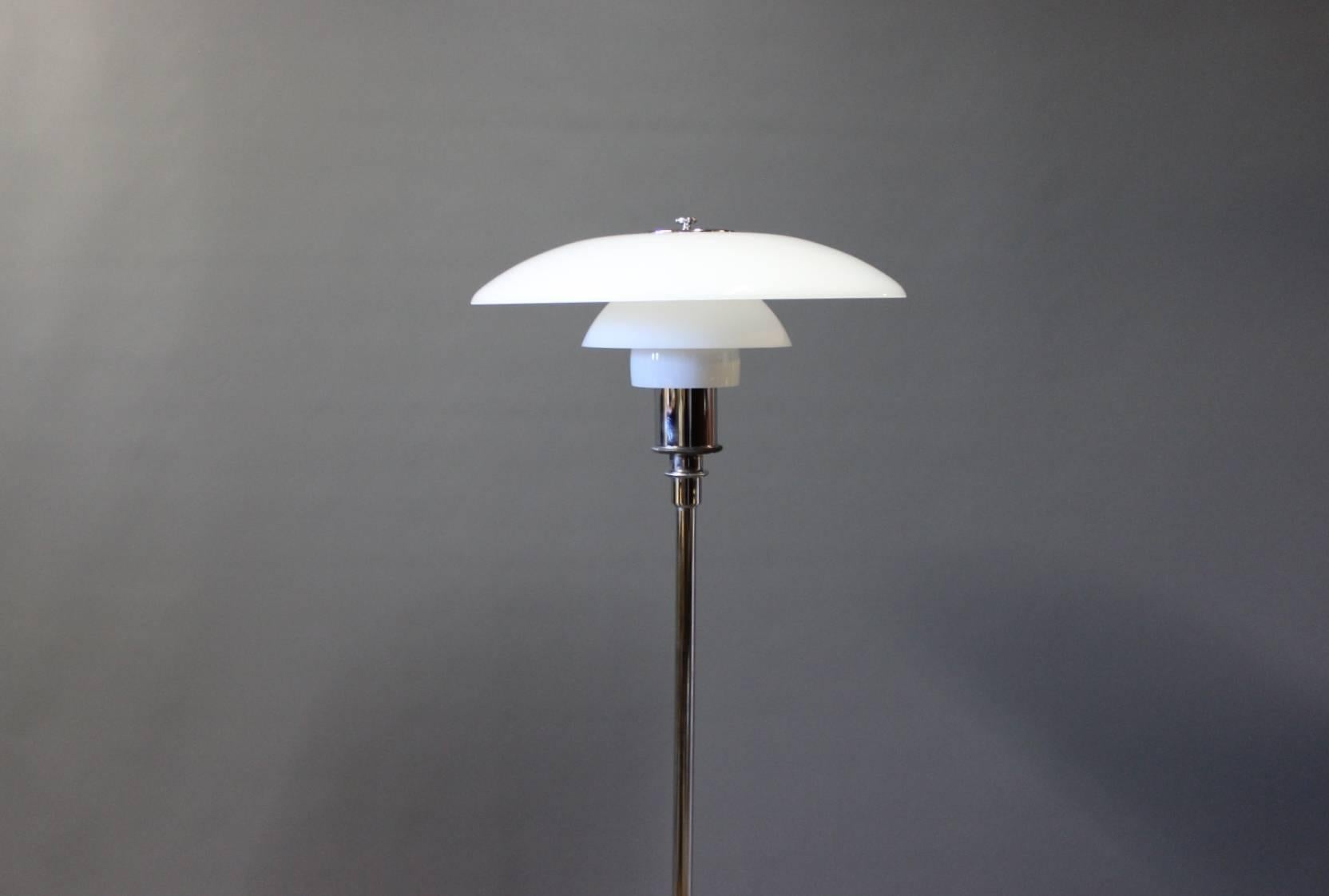 Le lampadaire PH3½/2½, membre distingué de la célèbre famille 3/2, représente l'héritage de Poul Henningsen en matière de design d'éclairage exquis. Collaboration avec Louis Poulsen en 2002, cette lampe est une fusion d'élégance et de