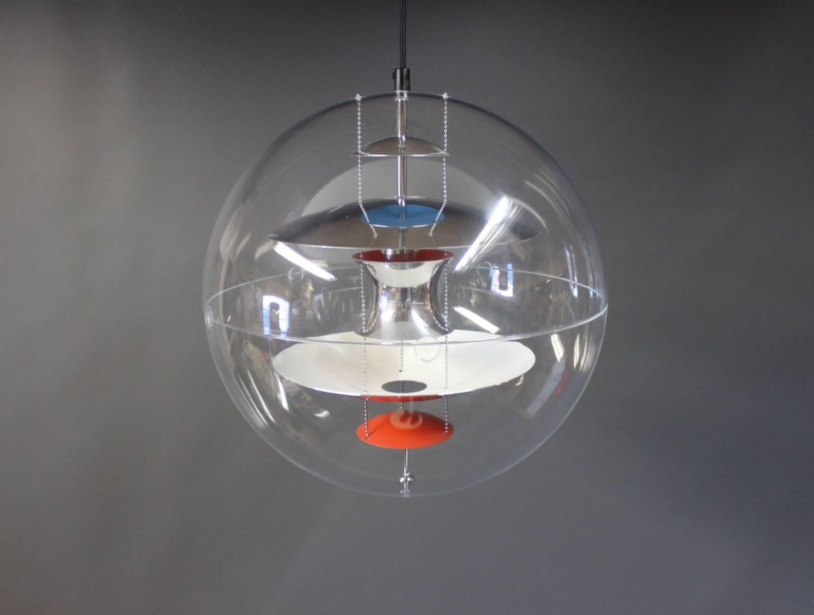 Verner Panton globe designed by Verner Panton in 1969. The lamp is a transparent acrylic globe with five hanging metal reflectors, which is lacquered in white, blue and red.