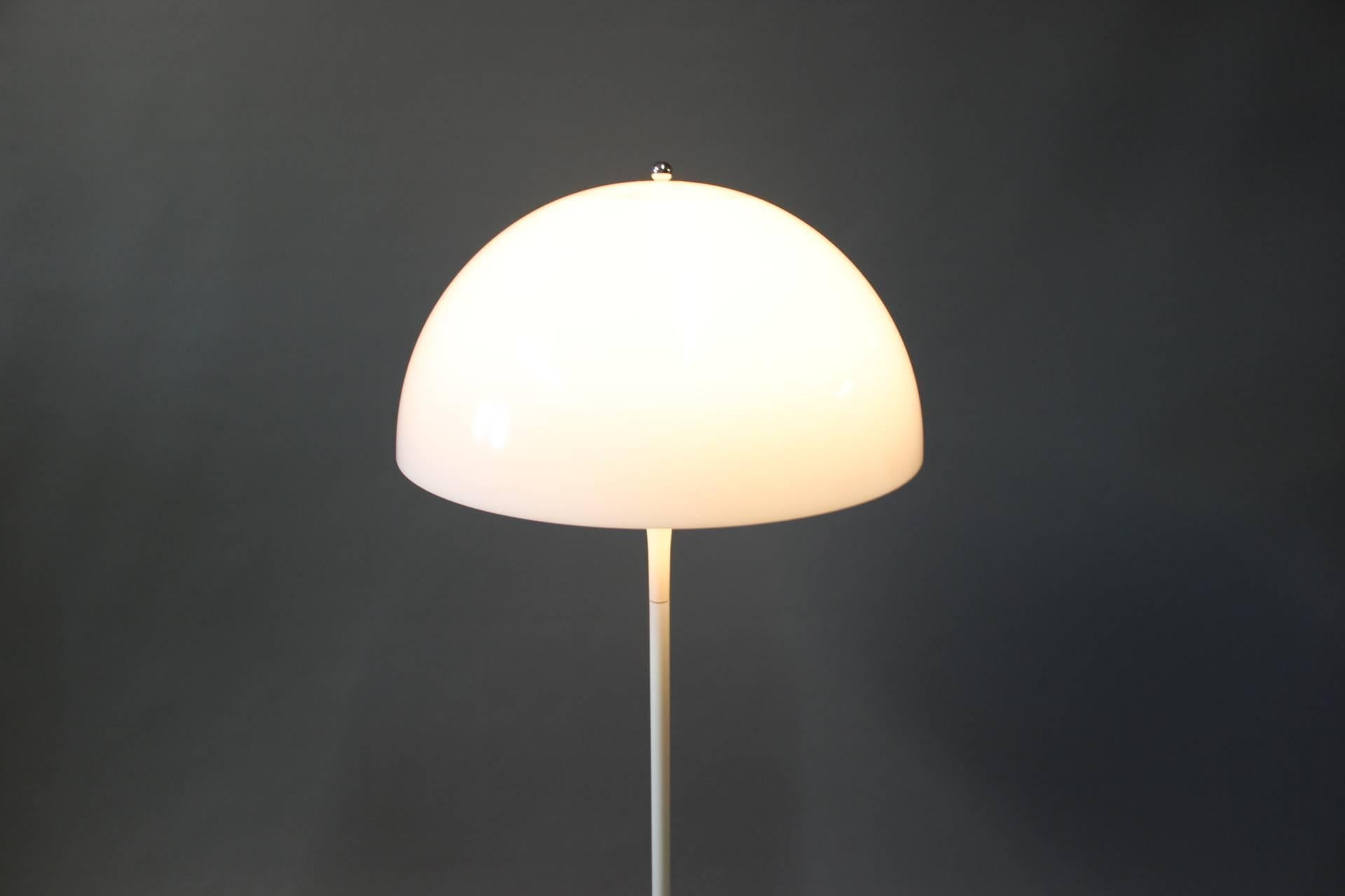 Panthella floor lamp designed by Verner Panton in 1971 and manufactured by Louis Poulsen in the late 1970s. The shade is made of acrylic, the stem White lacquered steel and the foot of plastic.