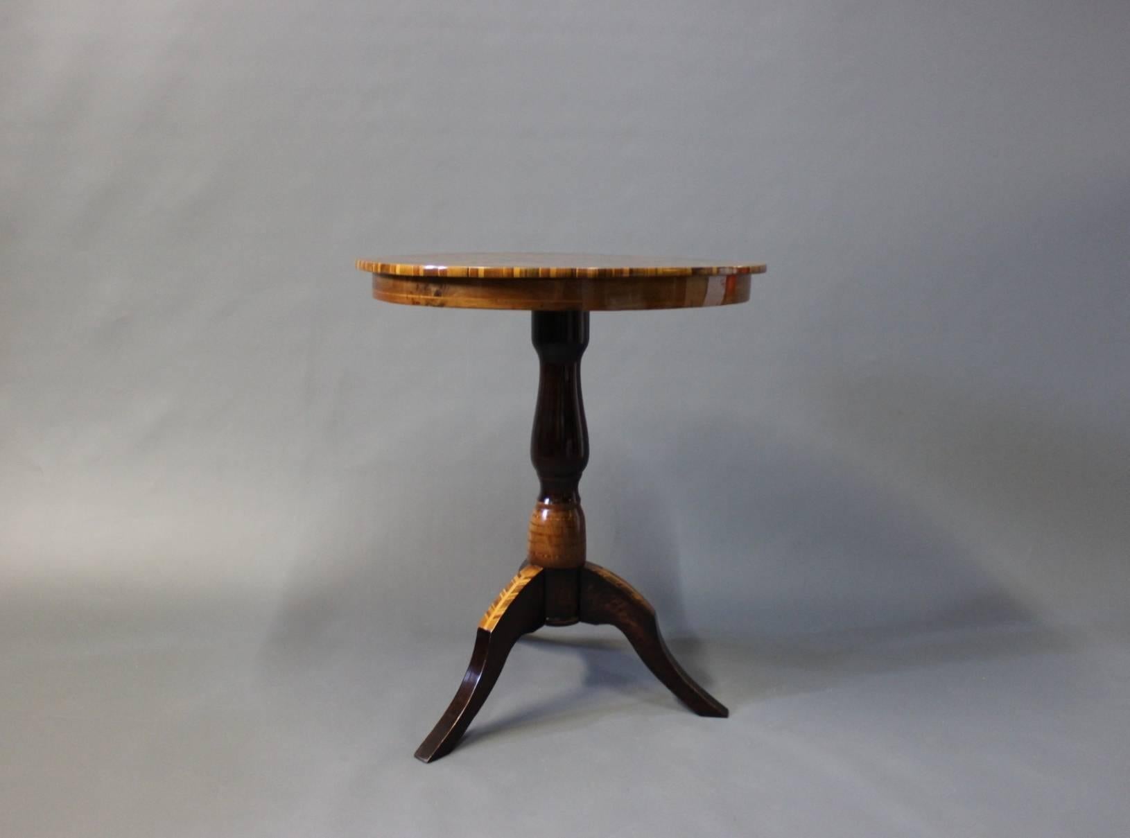 Antique lamp table made in Italy near Verona in 1880.
The table is in walnut with intarsia of fruitwood. It has been hand polished.