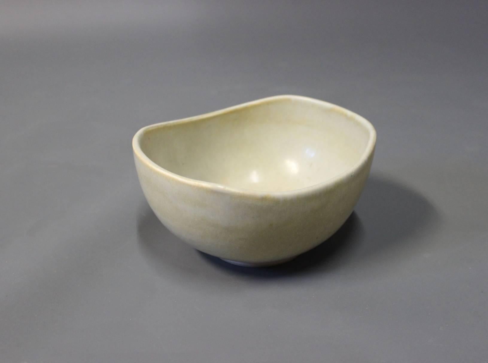 Small ceramic white glazed Saxbo bowl designed by Natalia Krebs in the 1940s. The bowl is in excellent condition and with the no. 188.