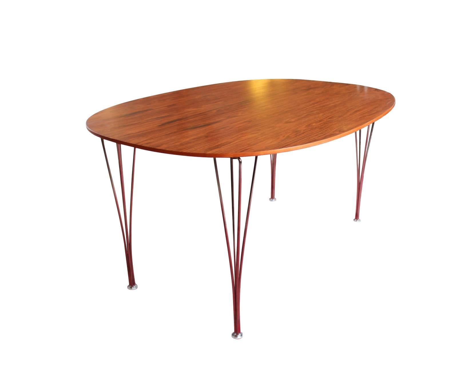 Super Ellipse dining table in rosewood designed by Piet Hein and Bruno Mathsson in 1968 and manufactured by Fritz Hansen in the 1980s. The legs are of chromium-plated steel.