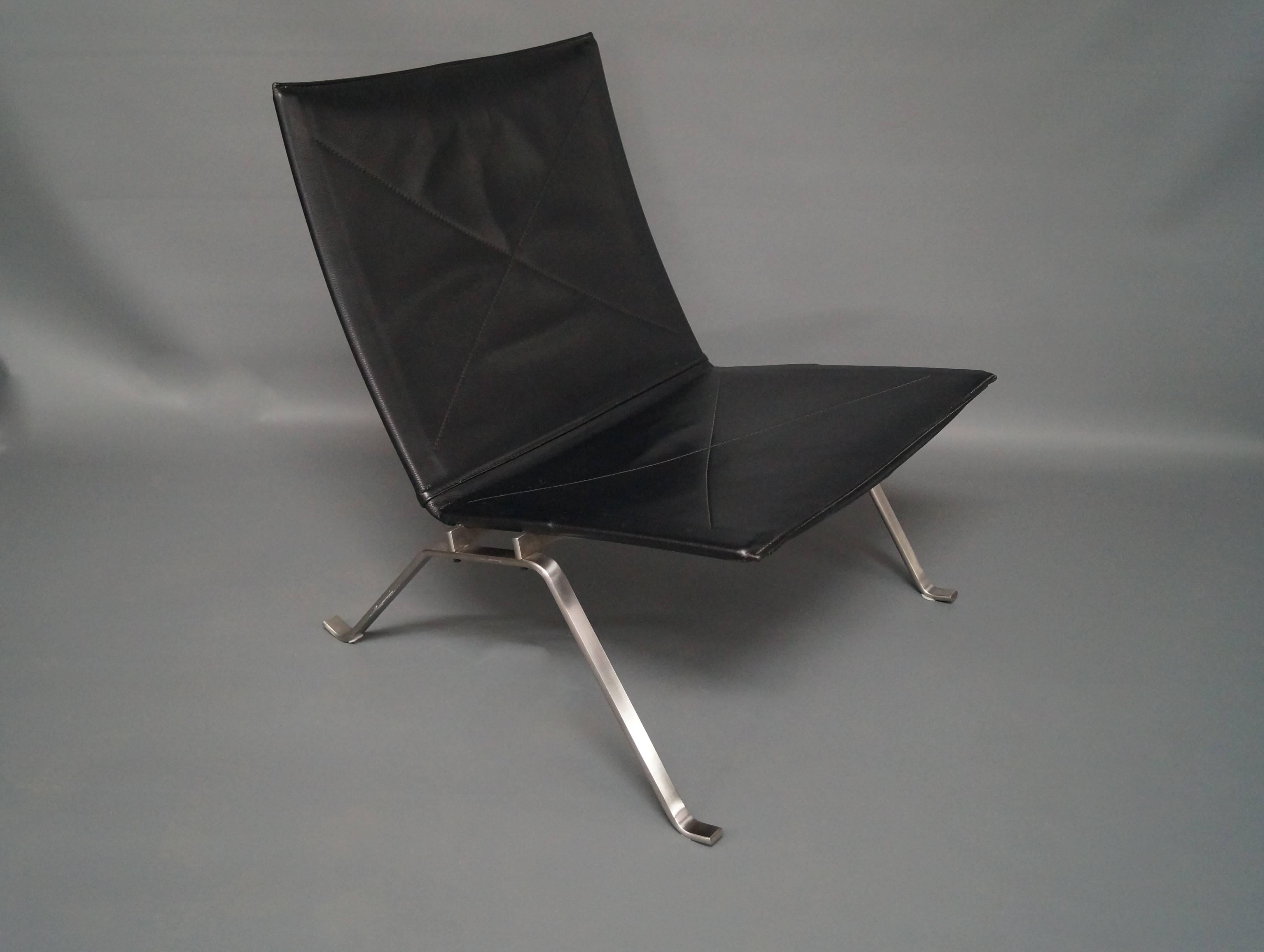 PK22 in black Classic leather designed by Poul Kjaerholm in 1955 and manufactured by Fritz Hansen in 2008.
 