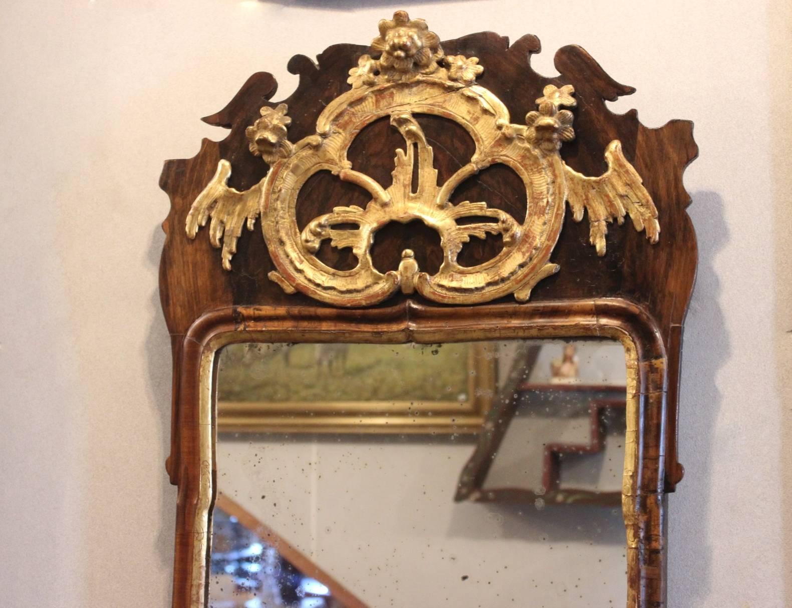 Spiegel im Rokokostil aus den 1740er Jahren, Dänemark. Der Spiegel ist in seinem ursprünglichen Zustand und in Nussbaum.