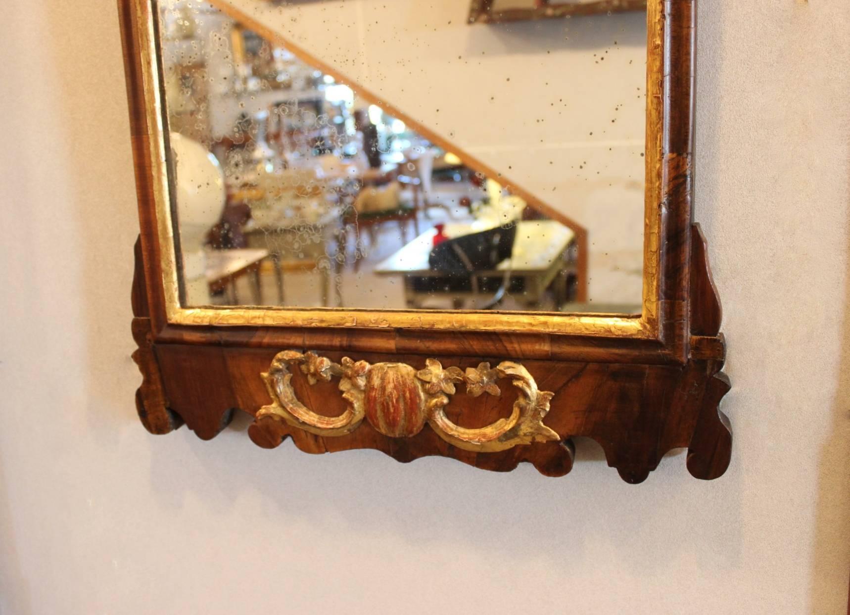Spiegel im Rokoko-Stil aus Nussbaumholz, 1740er Jahre (Dänisch) im Angebot
