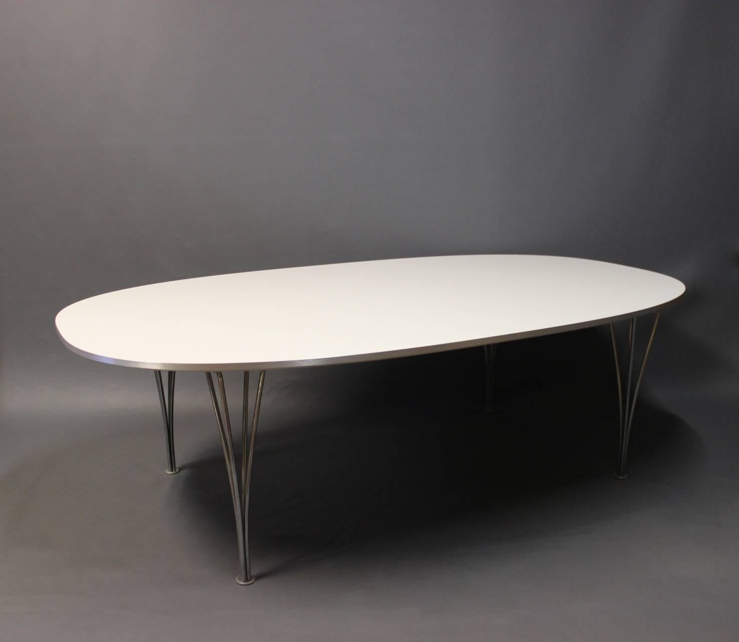 Superellipse Piet Hein coffee table designed by Arne Jacobsen, Piet Hein and Bruno Mathsson and manufactured by Fritz Hansen in 2011. The table is with white laminate and aluminum edge and a rare model.