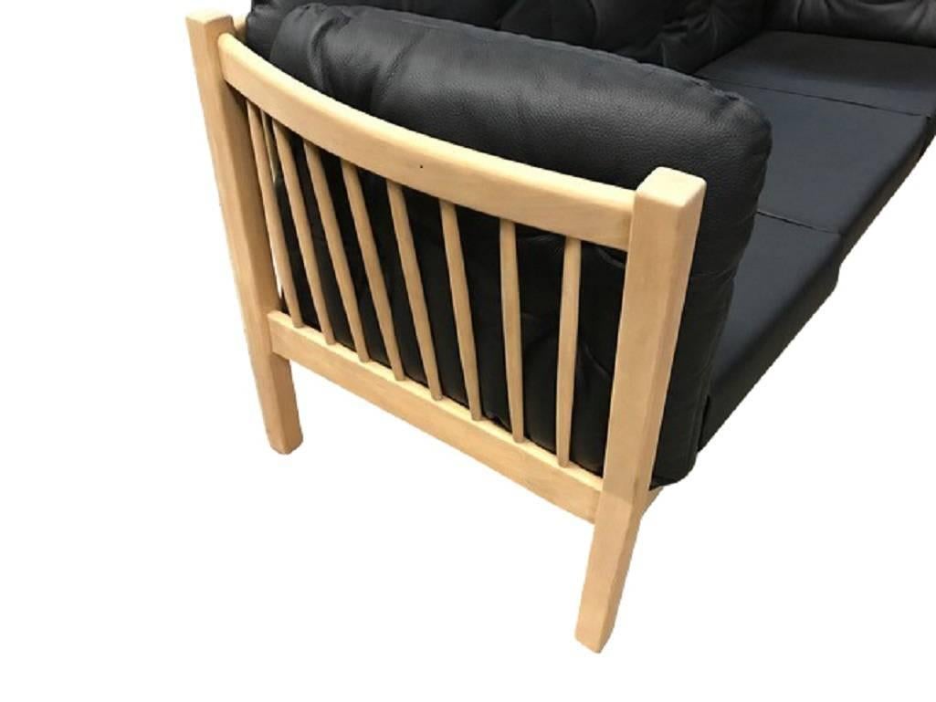 Le canapé trois places, modèle 303, conçu par Andreas Hansen en 1979 et fabriqué par Brdr. Andersen furniture factory, est un meuble intemporel qui reflète les sensibilités du design de la fin des années 1970.

Andreas Hansen, un designer de meubles