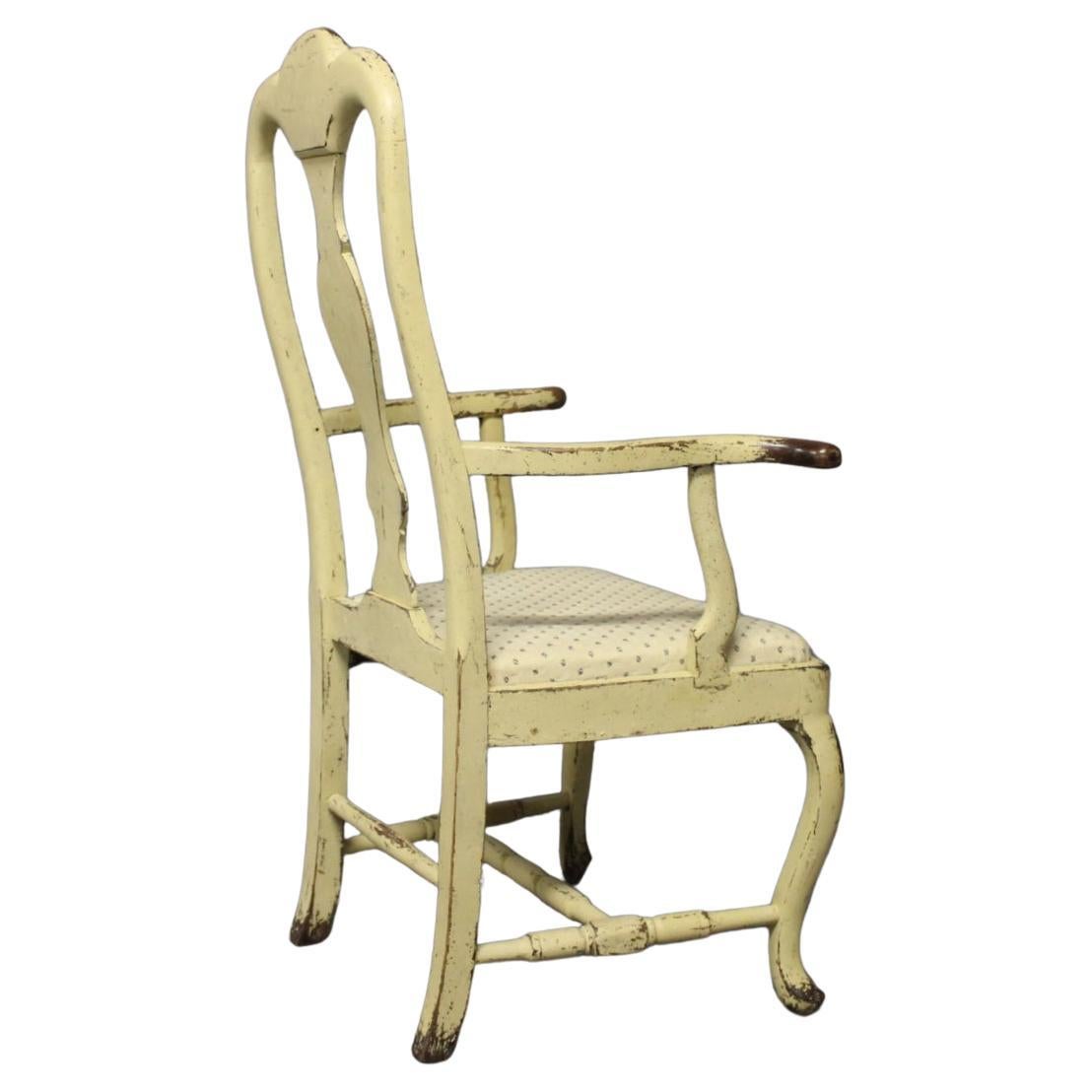 Der Rokokostuhl aus bemaltem Holz aus Dänemark aus der Zeit um 1740 ist ein schönes Beispiel für ein Möbelstück aus der Rokokozeit. Das Rokoko war ein verschnörkelter und dekorativer Stil, der im 18. Jahrhundert aufkam und sich durch geschwungene