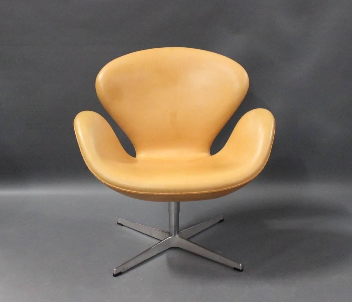 Scandinavian Modern Pair of Swan Chairs, Model 3320, by Arne Jacobsen and Fritz Hansen, 2011