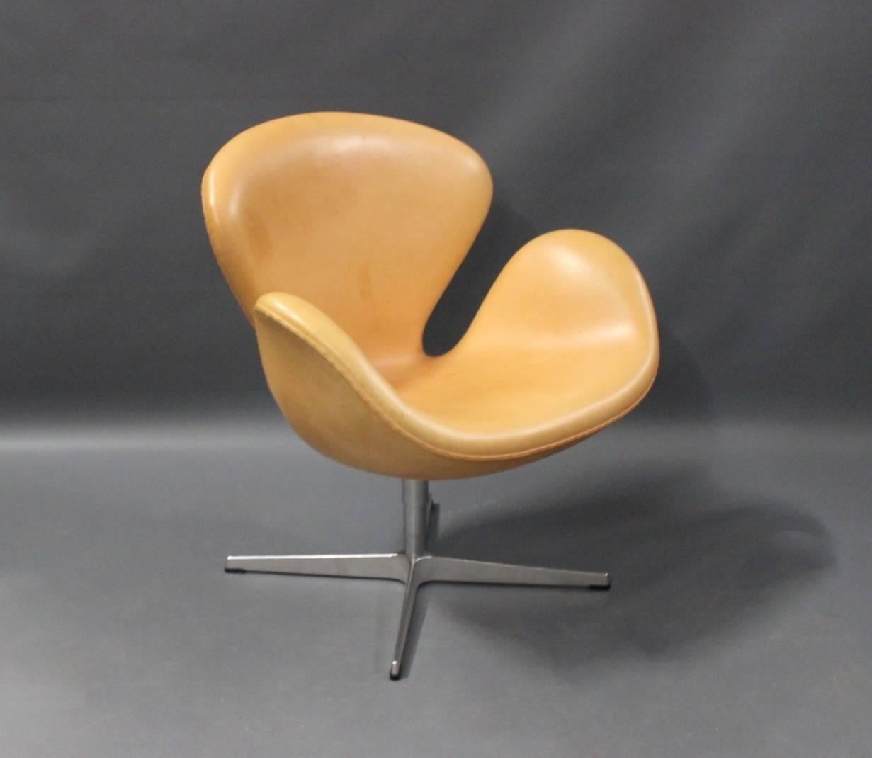 Danish Pair of Swan Chairs, Model 3320, by Arne Jacobsen and Fritz Hansen, 2011