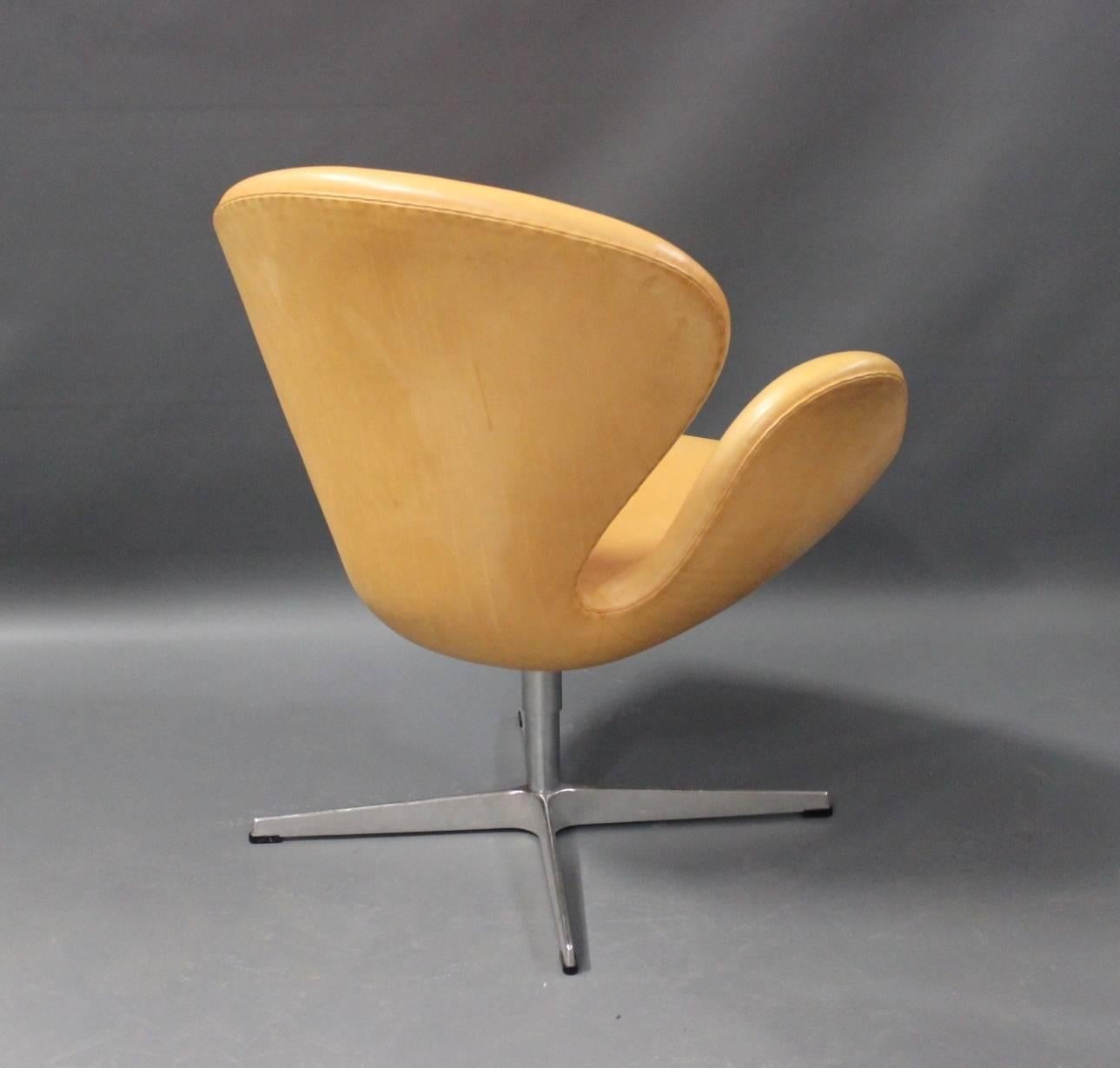 Pair of Swan Chairs, Model 3320, by Arne Jacobsen and Fritz Hansen, 2011 In Good Condition In Lejre, DK