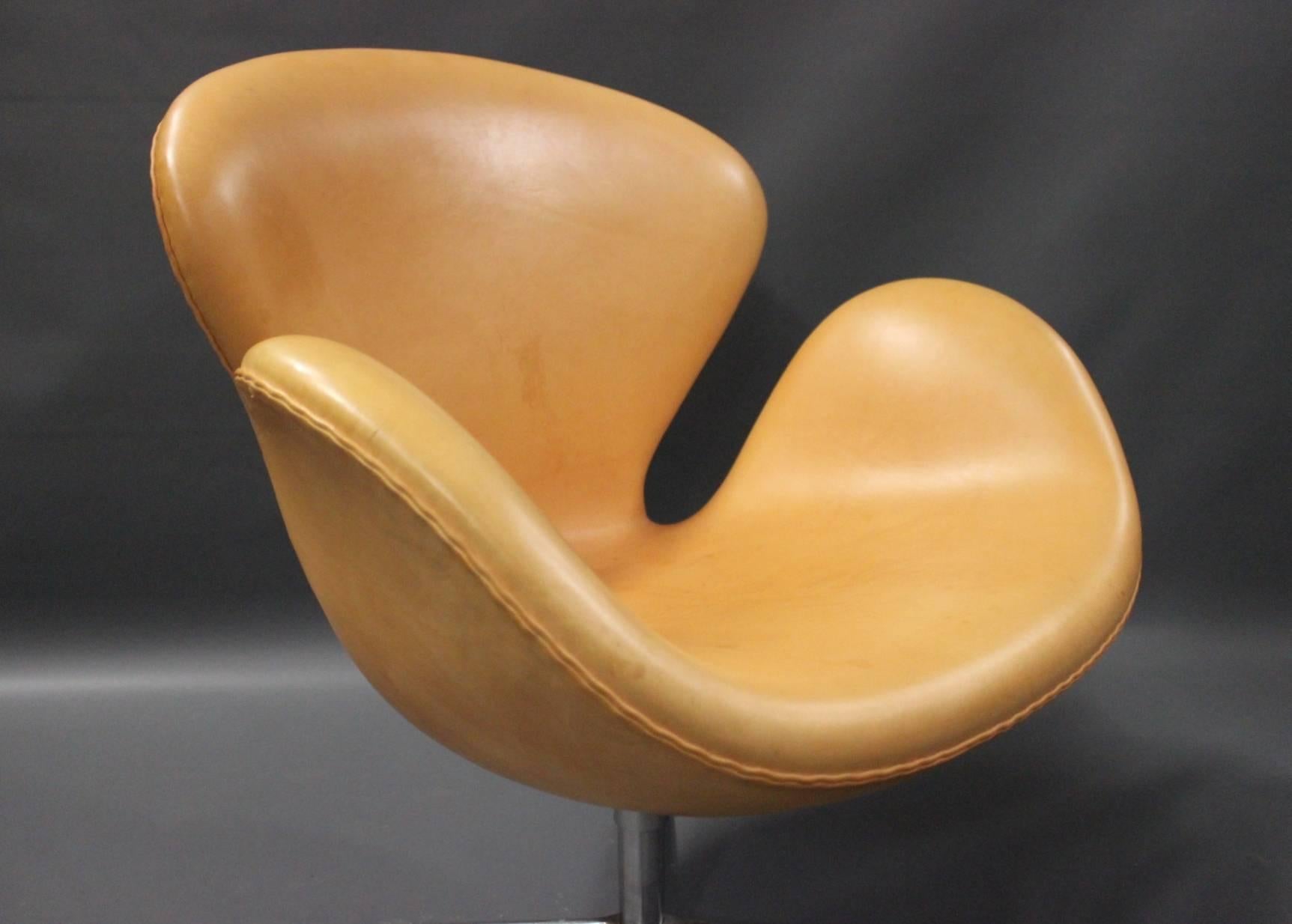 Mid-20th Century Pair of Swan Chairs, Model 3320, by Arne Jacobsen and Fritz Hansen, 2011