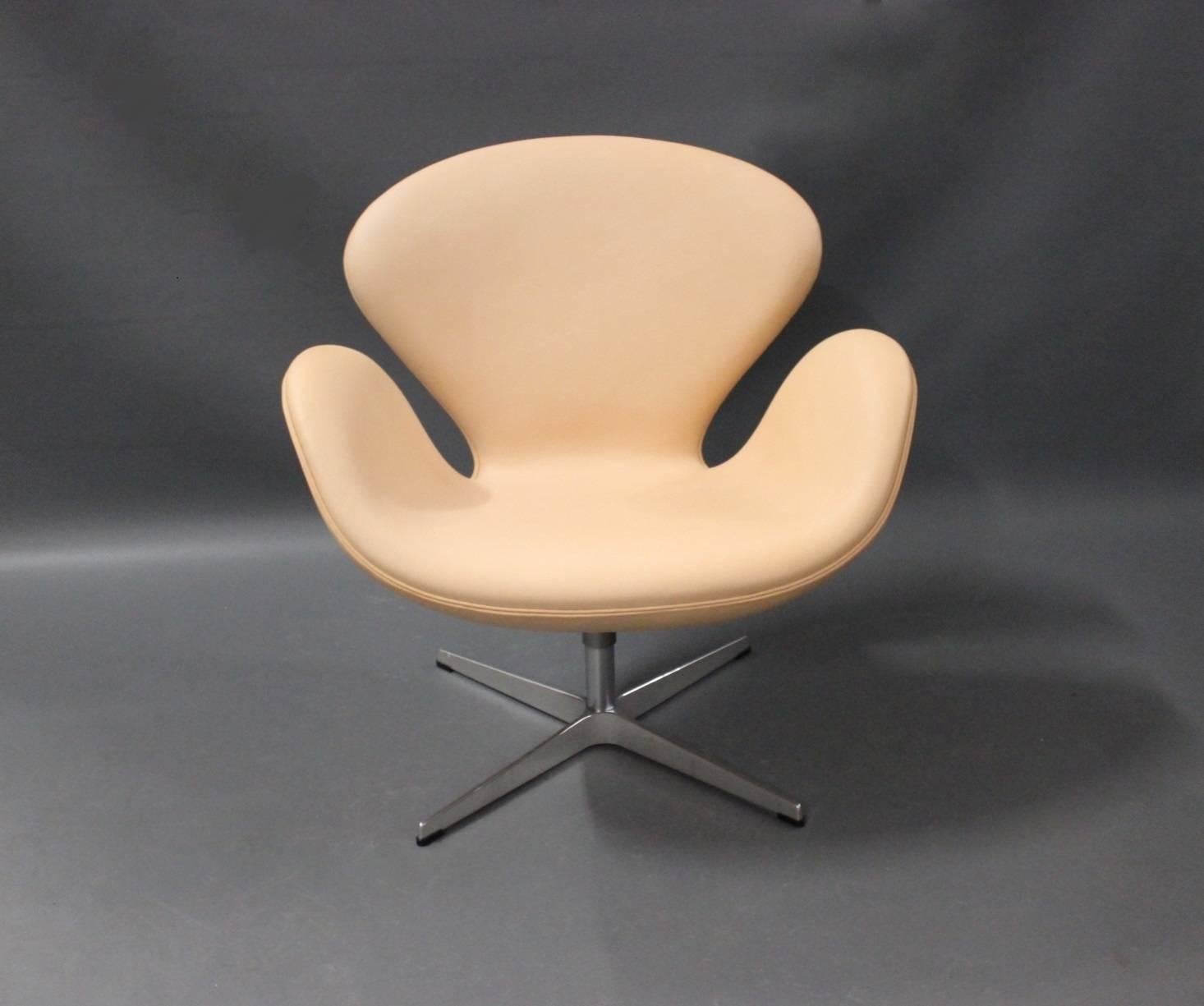 Scandinavian Modern Swan Chair, Model 3320, by Arne Jacobsen and Fritz Hansen, 2013