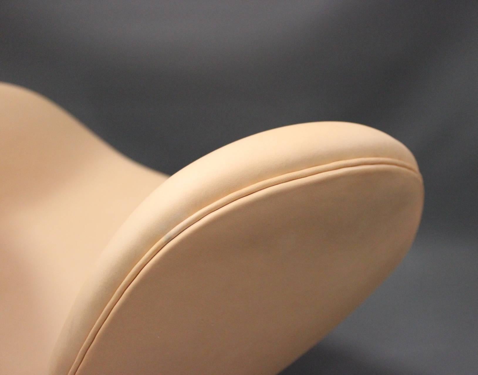 Mid-20th Century Swan Chair, Model 3320, by Arne Jacobsen and Fritz Hansen, 2013