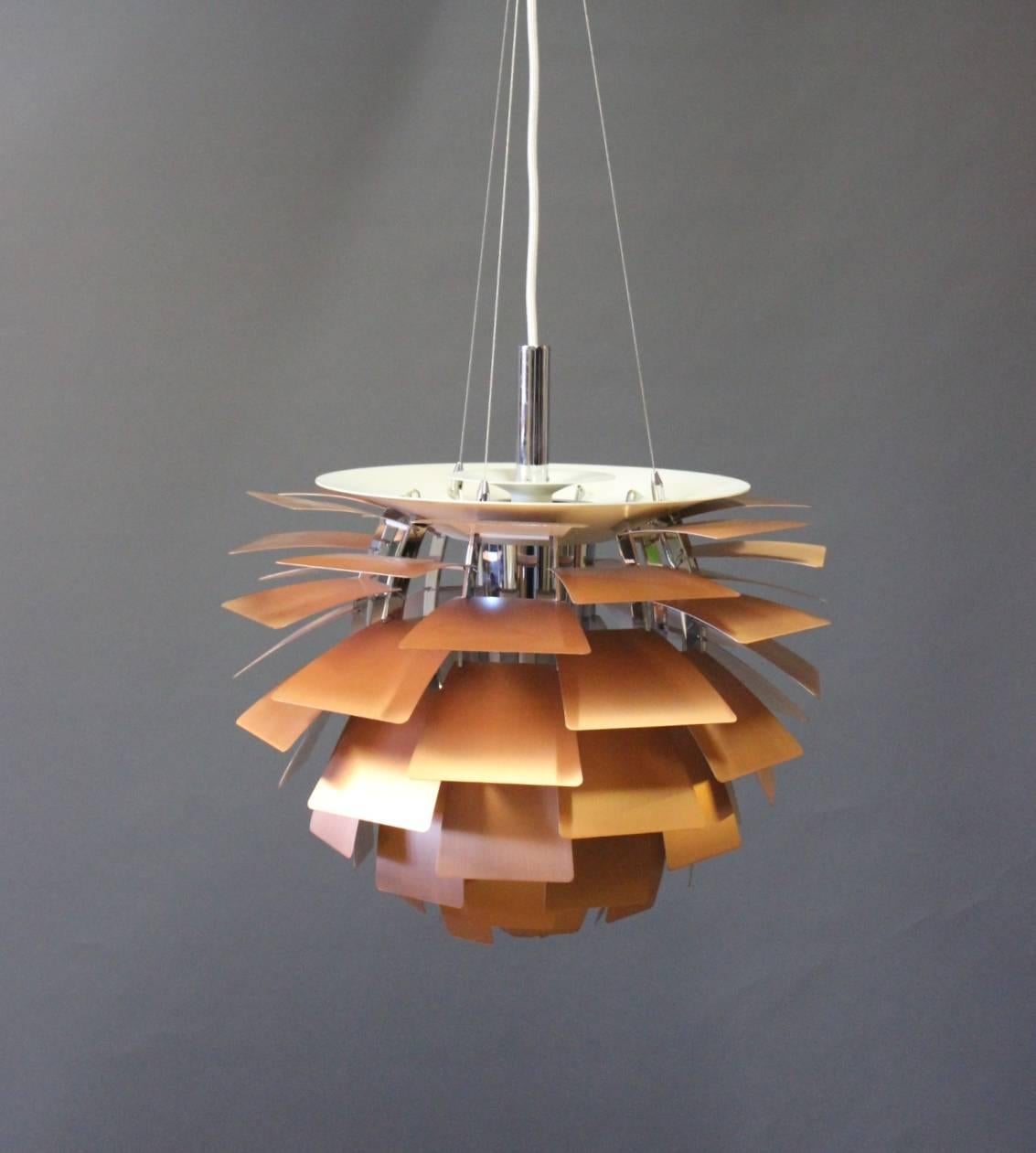 Le design de l'éclair attire tous les regards. Cette version en cuivre de l'artichaut de Poul Henningsen mesure 48 cm de diamètre. Cet article est donc très utilisable au-dessus d'une table à manger.