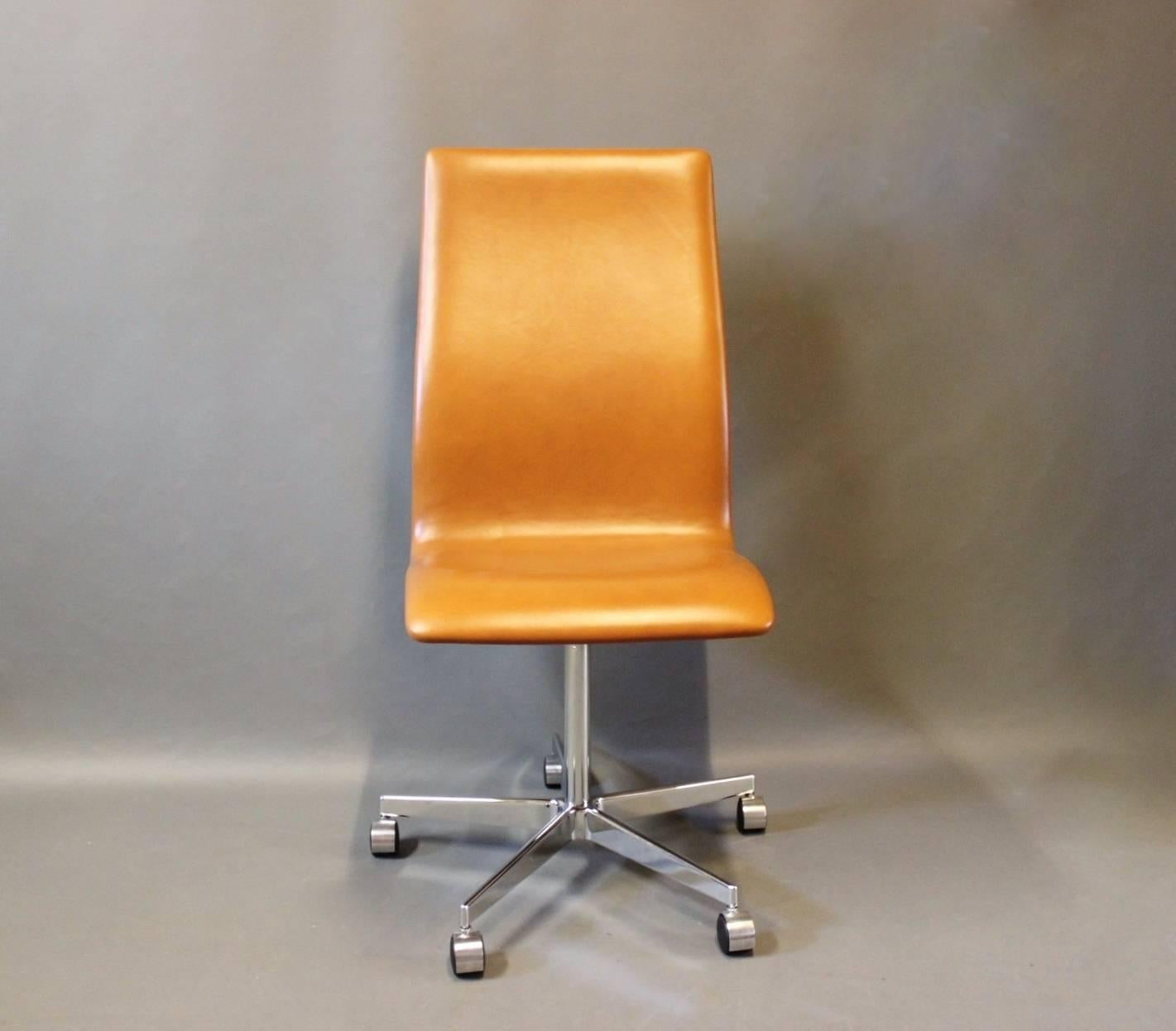 The Oxford Classic office chair, model 3193C, in cognac colored savanne leather designed by Arne Jacobsen in 1963 and manufactured by Fritz Hansen. The chair is with original upholstery.