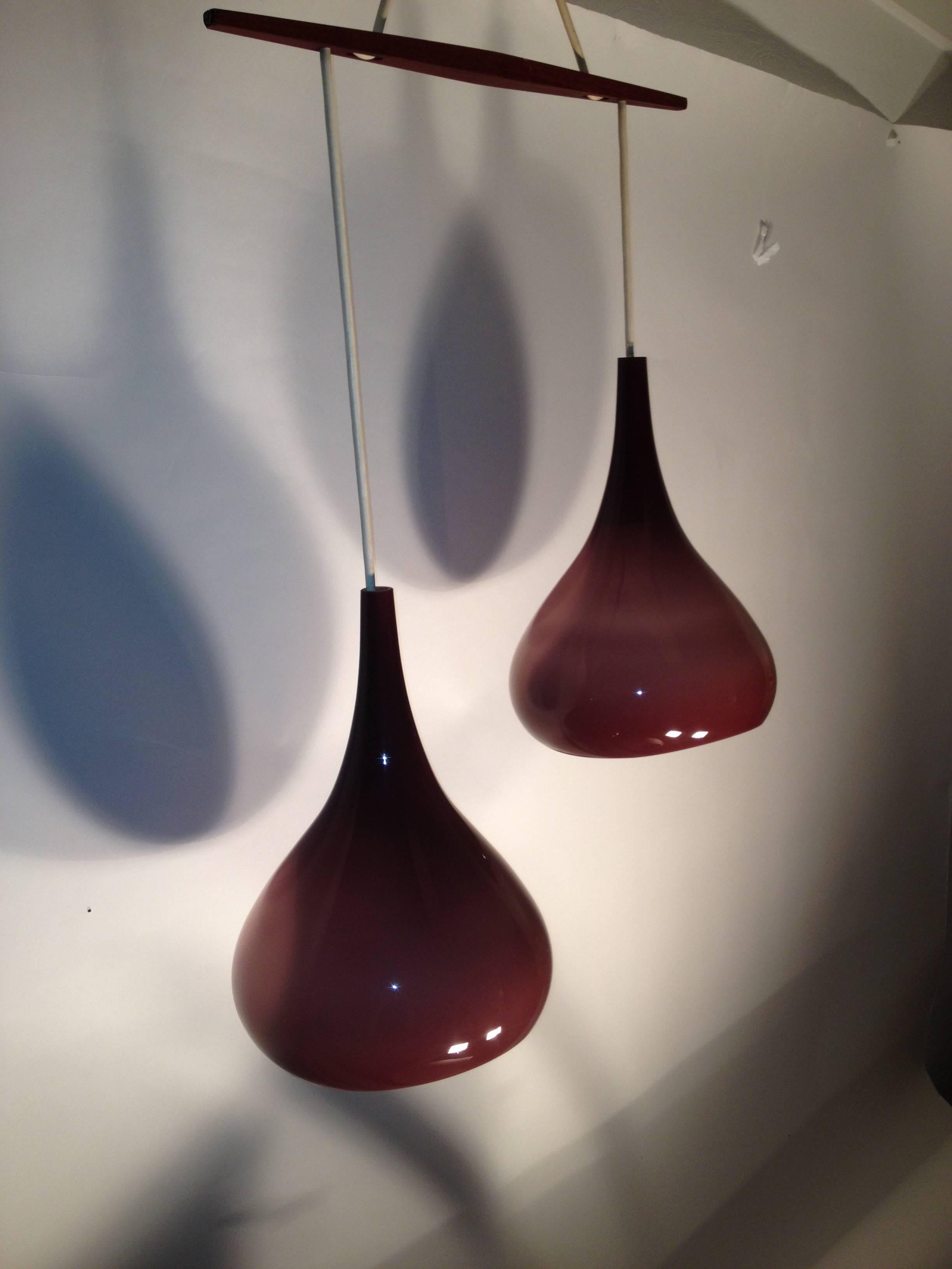 Gorgeous Mauve cased glass pendant light of Scandinavian origin - and distributed by Prescolite - it is one of the Holiday series Pendant lights from their 1962 brochure!! Excellent condition.

The globe sizing is 13