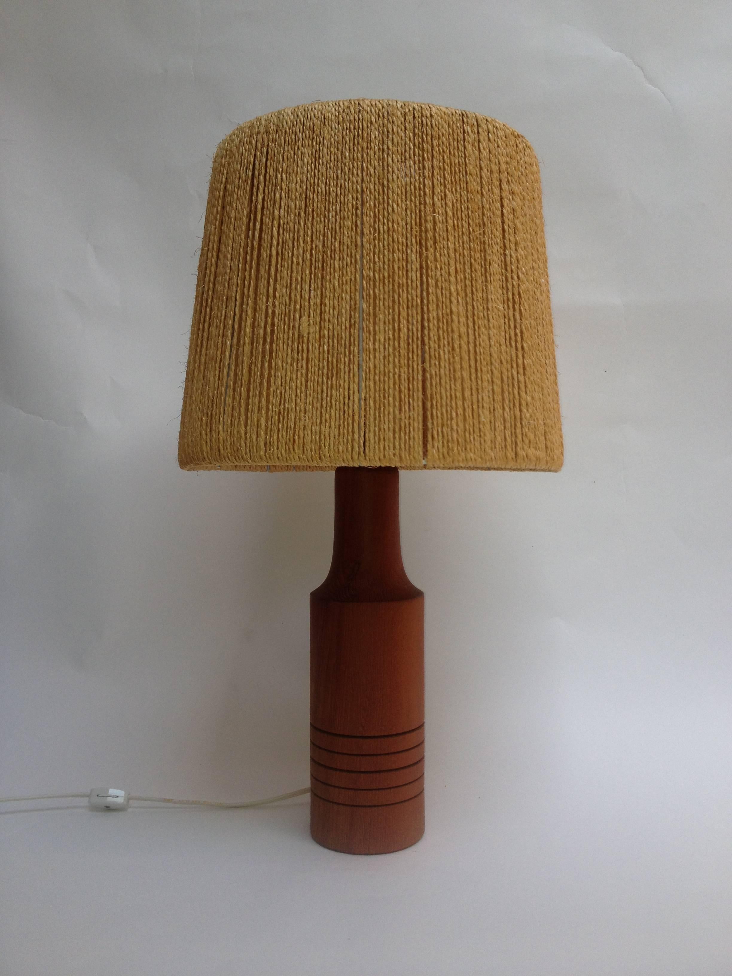 Incredible 1960s teak table lamp with a fabulous original rope lampshade, most likely by Fog & Mørup, Denmark. Excellent vintage condition. Gorgeous ambient lighting.