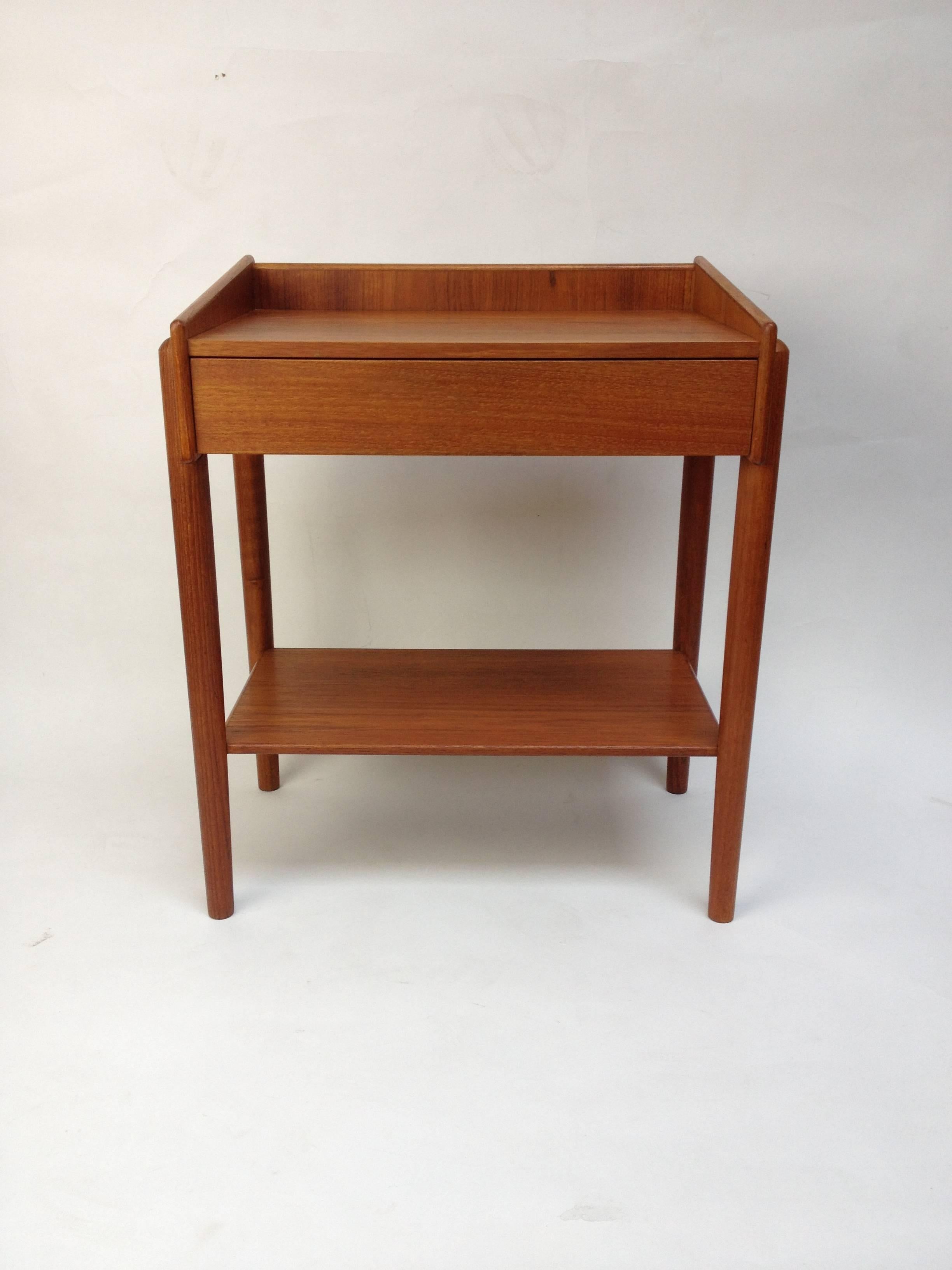 Sleek and incredibly well made bedside or nightstand with one single drawer designed by Børge Mogensen for Soborg - Made in Denmark - lovely dovetailed drawer - spectacular design - excellent vintage condition.