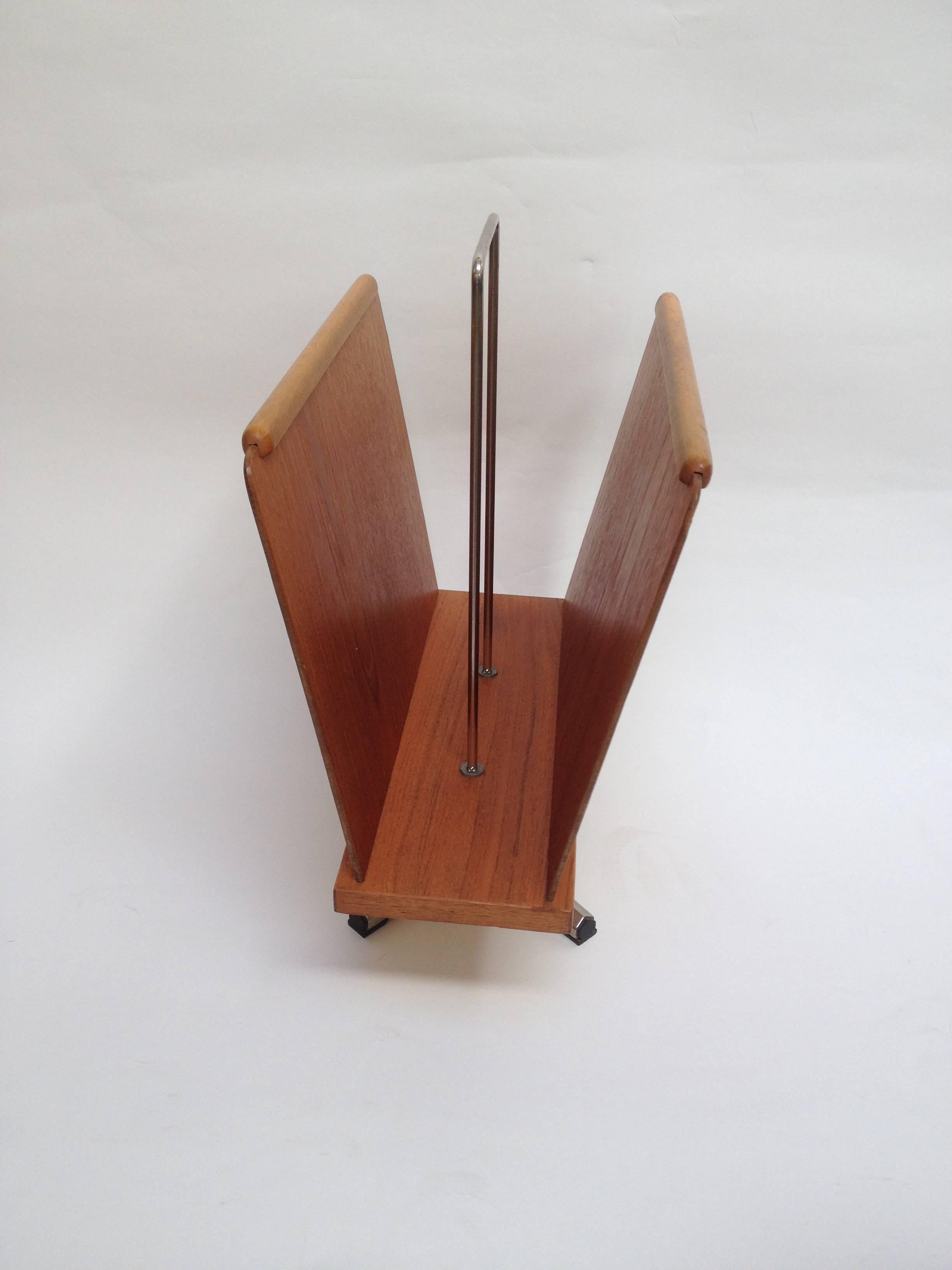 Mid-Century Modern Teak Swivel Magazine Rack, Made in Norway In Good Condition For Sale In Victoria, British Columbia