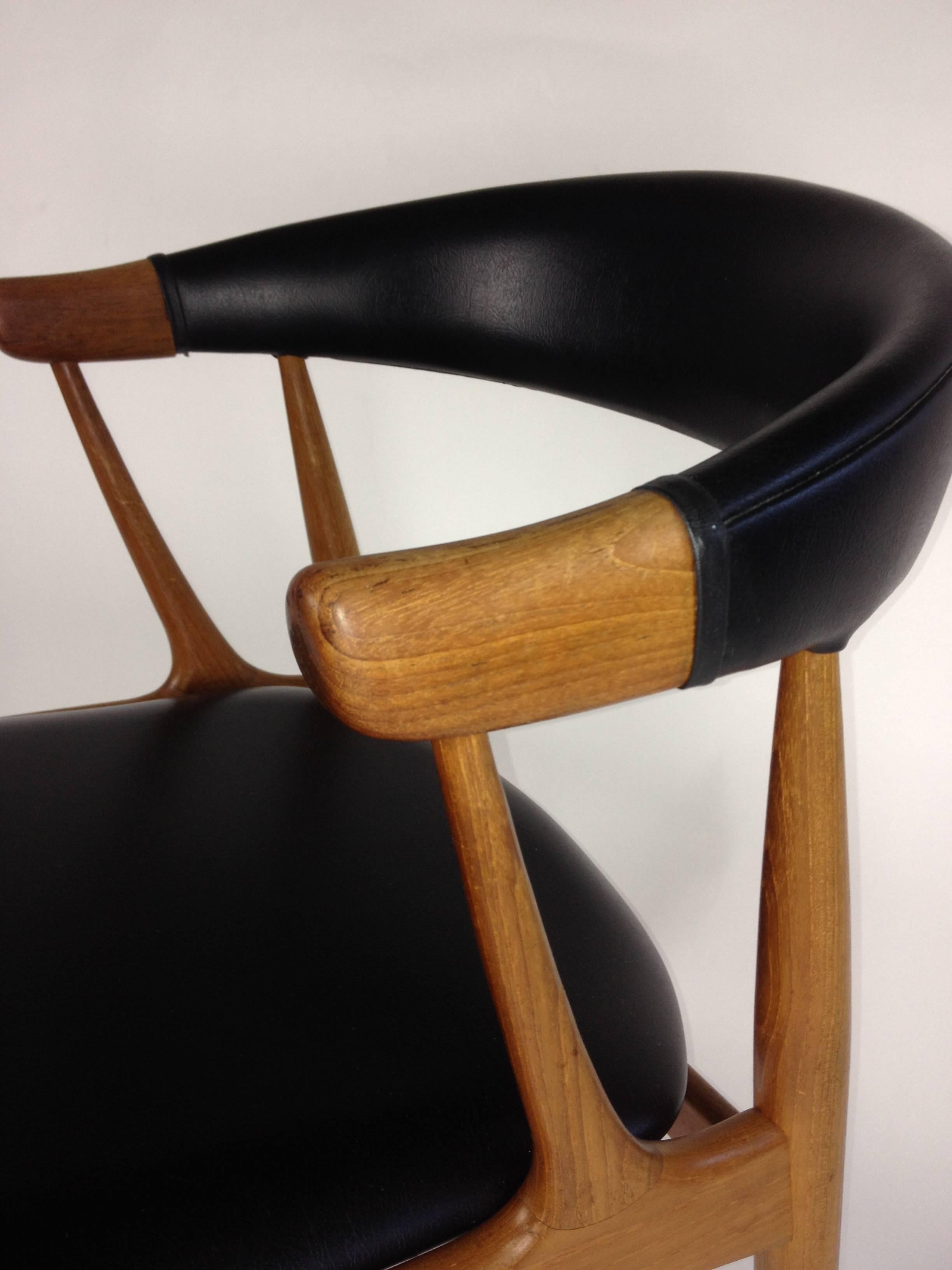 Striking Mid-Century Modern Teak Chair Designed by Johannes Andersen - Denmark In Good Condition For Sale In Victoria, British Columbia
