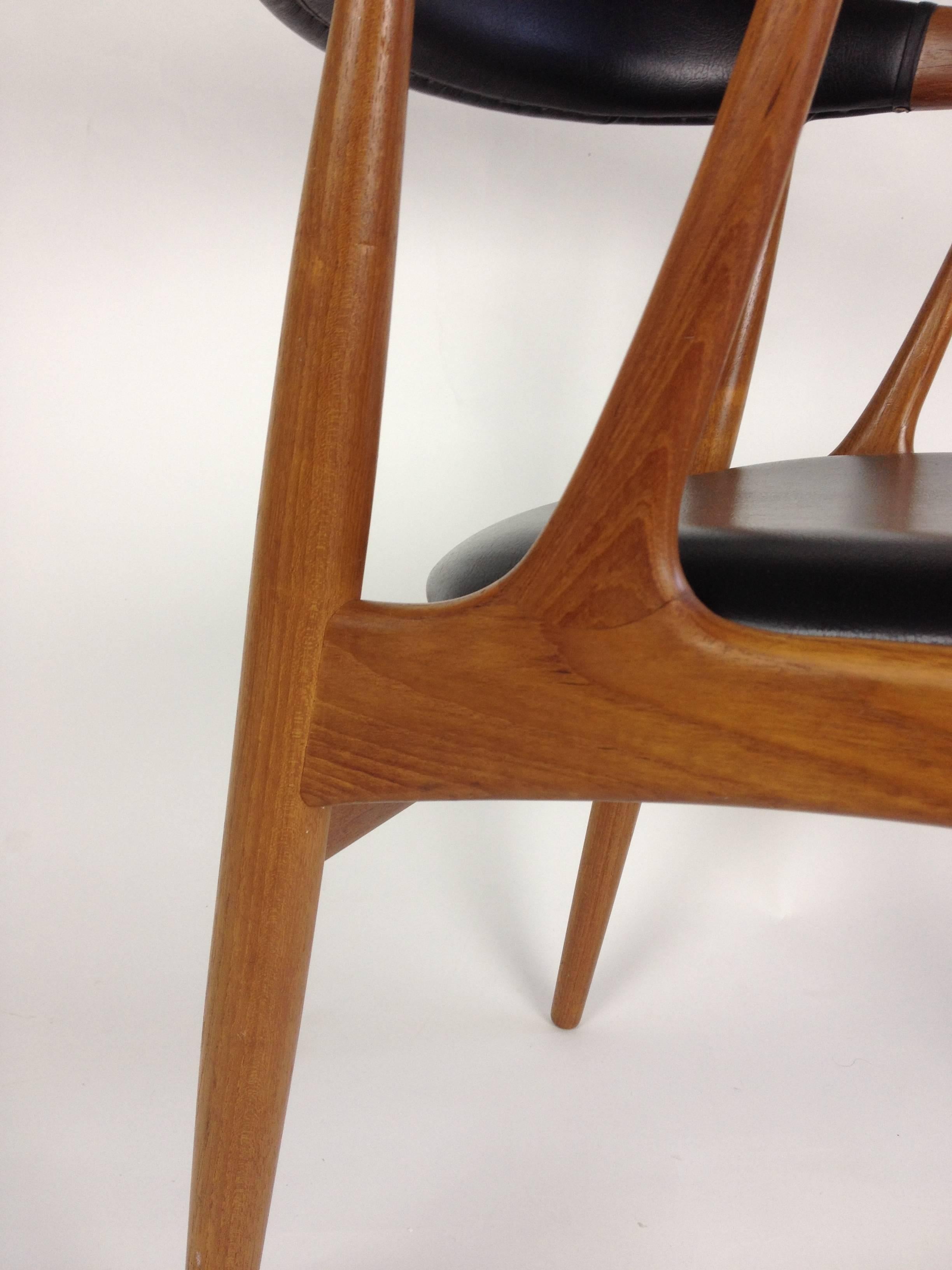 Striking Mid-Century Modern Teak Chair Designed by Johannes Andersen - Denmark For Sale 1