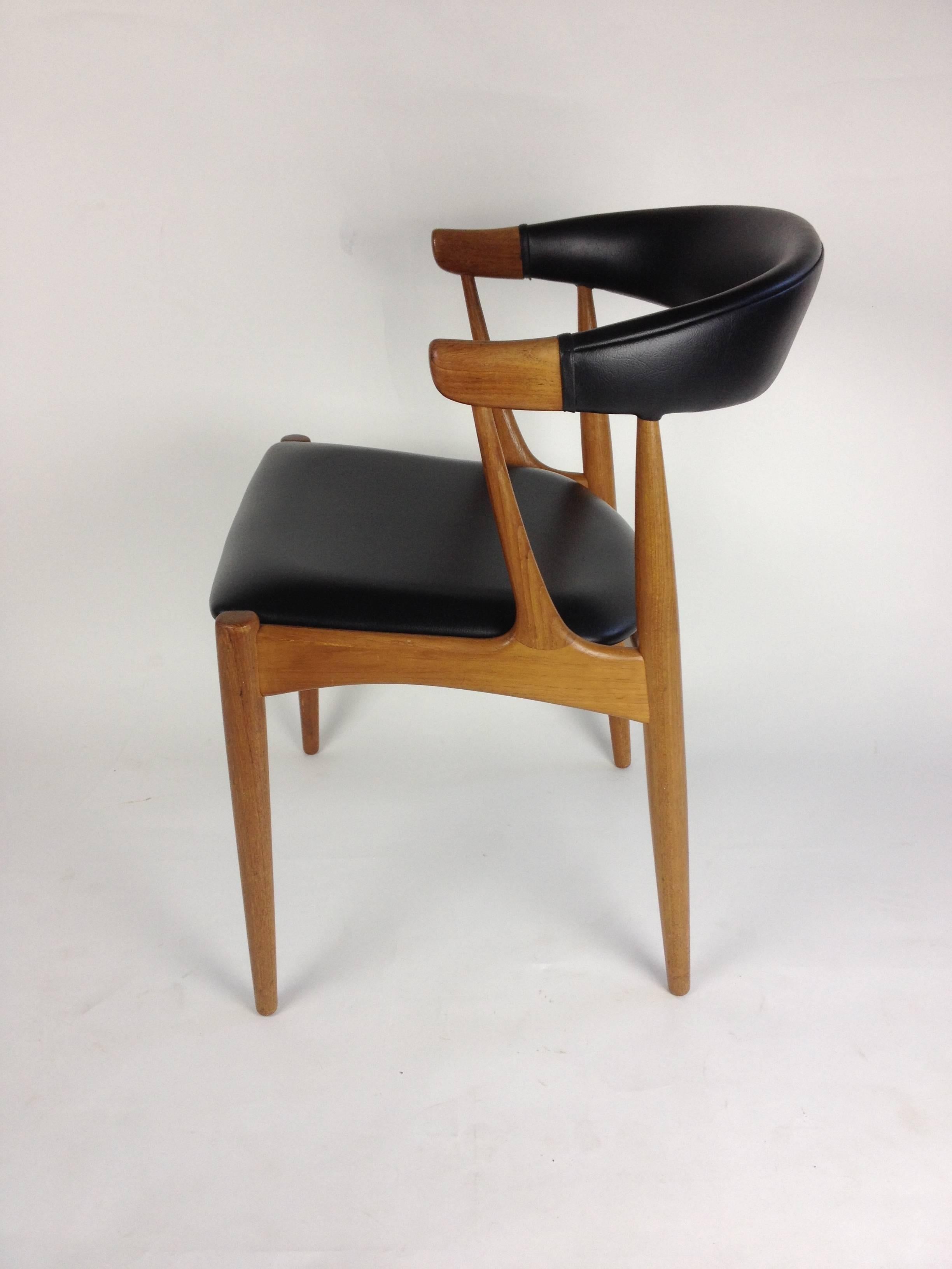 Striking Mid-Century Modern Teak Chair Designed by Johannes Andersen - Denmark For Sale 4