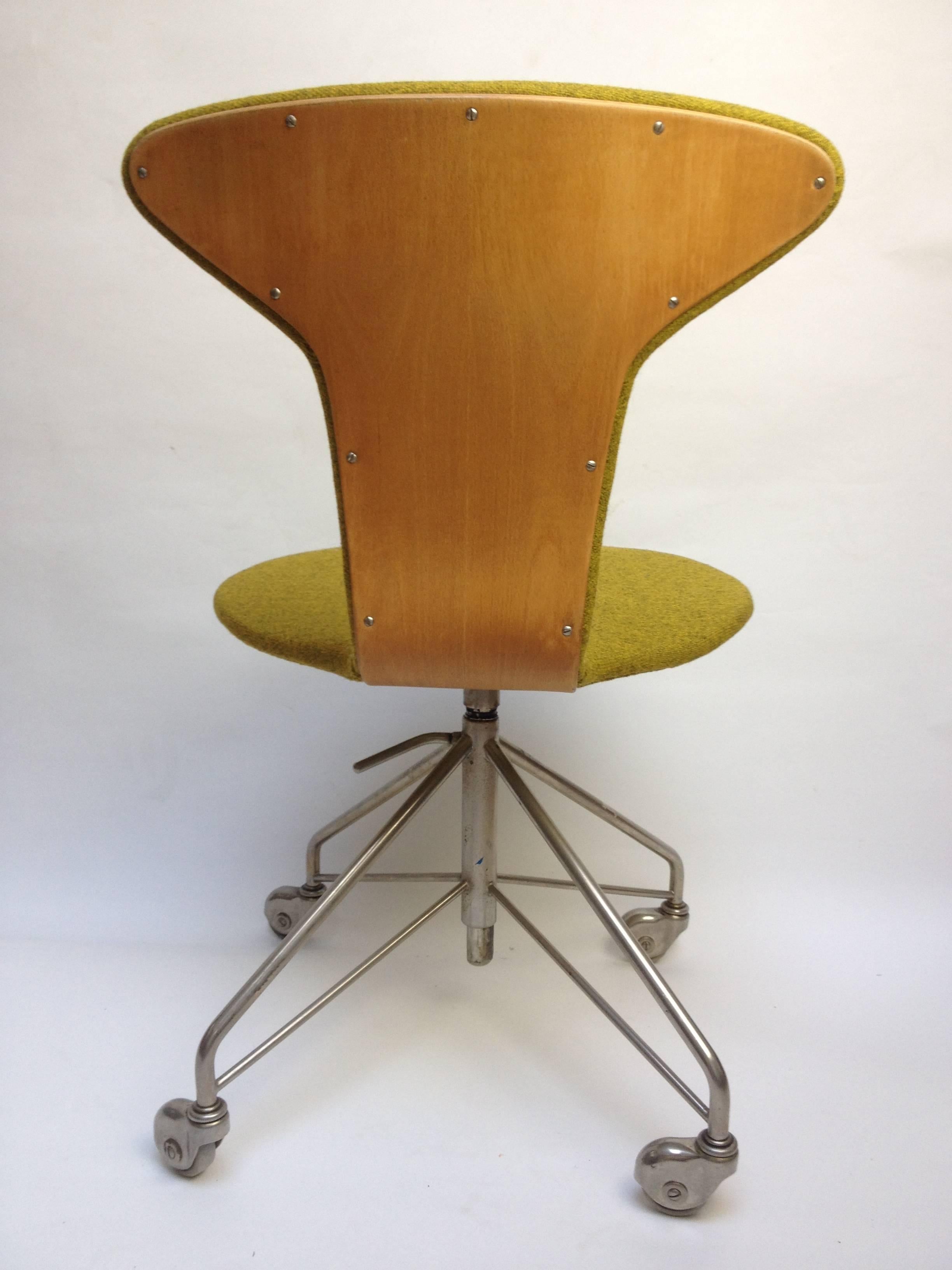 This incredibly rare 1950s designed mosquito office chair by Arne Jacobsen for Fritz Hansen. Made in Denmark has been newly upholstered in a high quality Kvadrat wool blend (mustard yellow). The chair is height adjustable. The rubber on the wheels