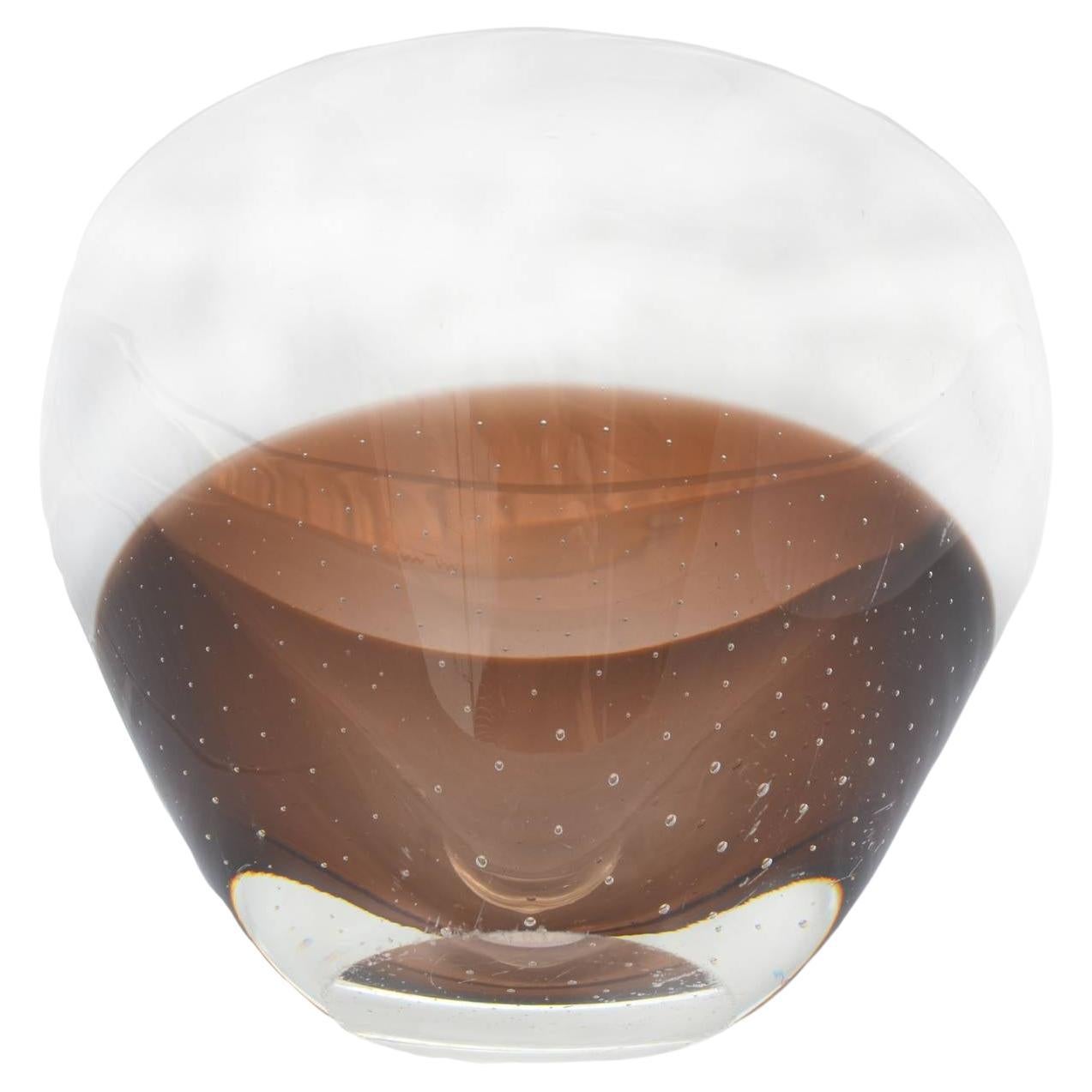 Superbe bol en verre transparent et ambré Kosta Boda, datant du milieu du siècle dernier, avec des bulles contrôlées dans la moitié inférieure de la couleur ambrée, c.1960. L'esthétique neutre ambrée et transparente a un côté scandinave très