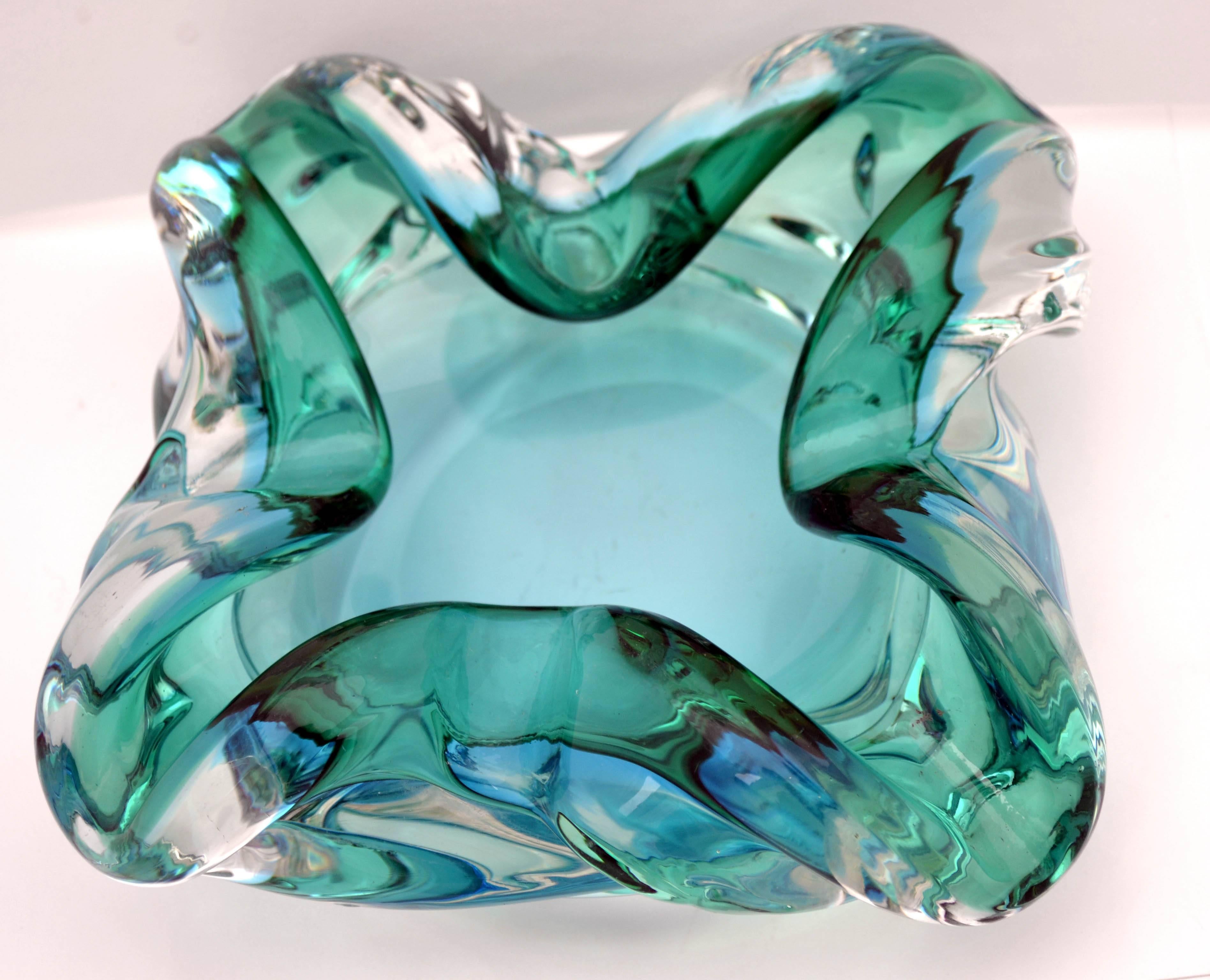 Beautiful organic-shaped Murano blue, green and clear Archimede Seguso Flavio Poli Sommerso bowl (or ashtray) for a thoroughly stylish and modern room or office. Measures: 9