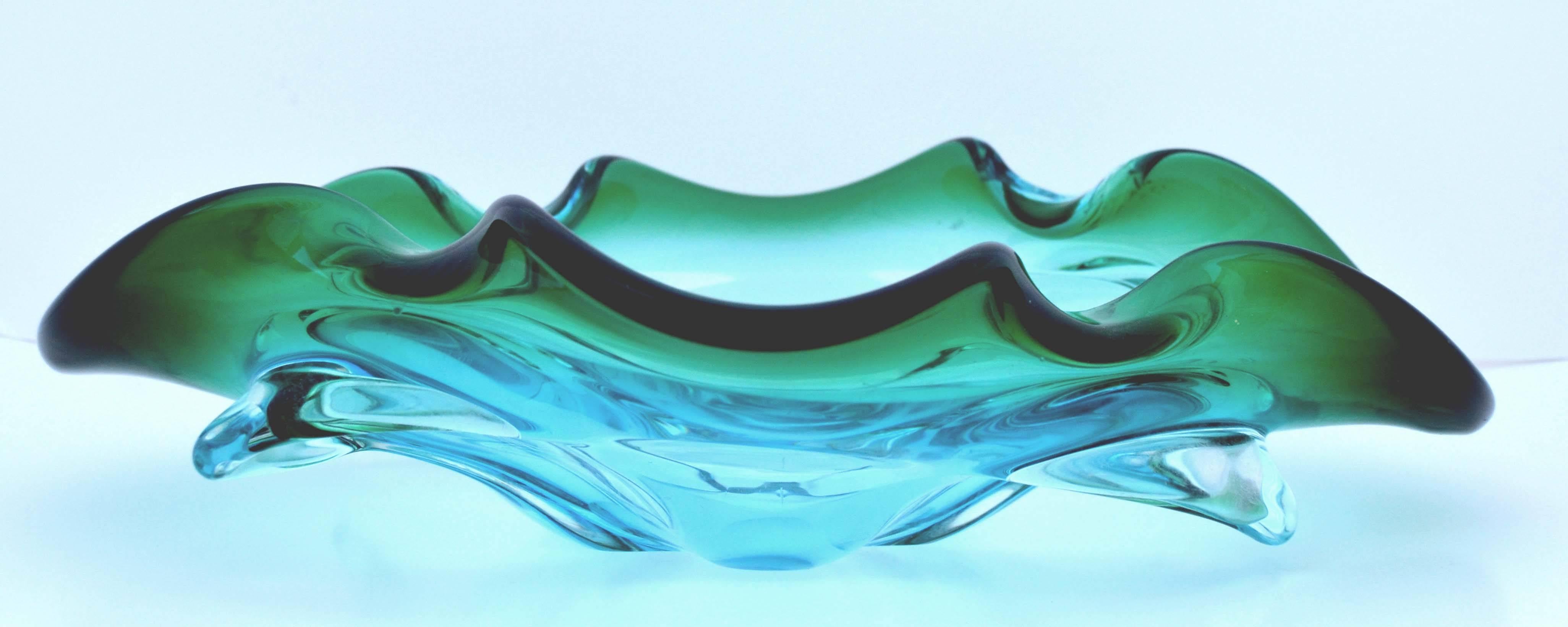 Beautiful organic-shaped Murano blue, green and clear Archimede Seguso Flavio Poli Sommerso centerpiece bowl for a thoroughly stylish and modern room or office. Measures: 15