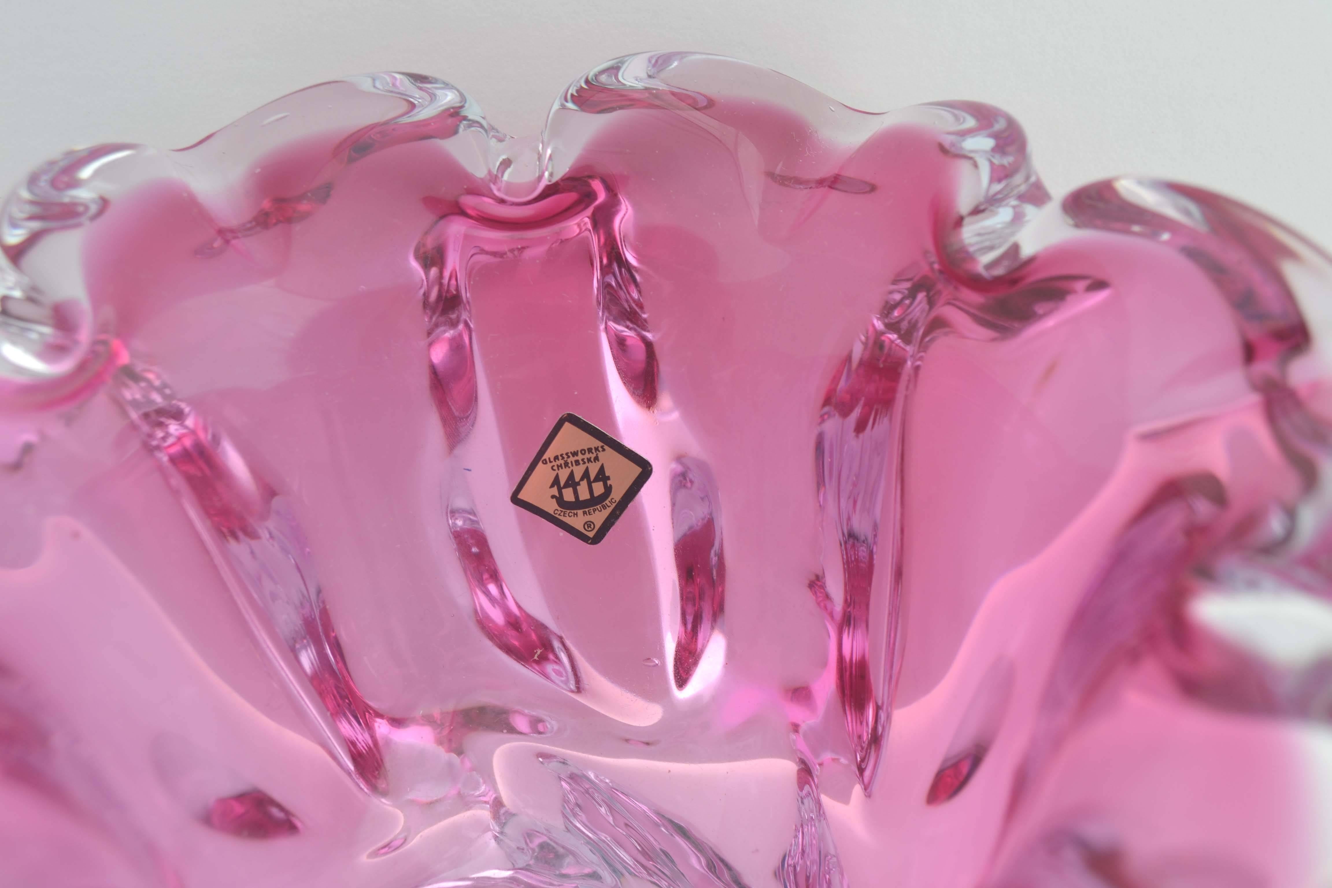 Fait main Sklo Union Chribska Glassworks, bol à pieds Sommerso rose canneberge vintage en vente