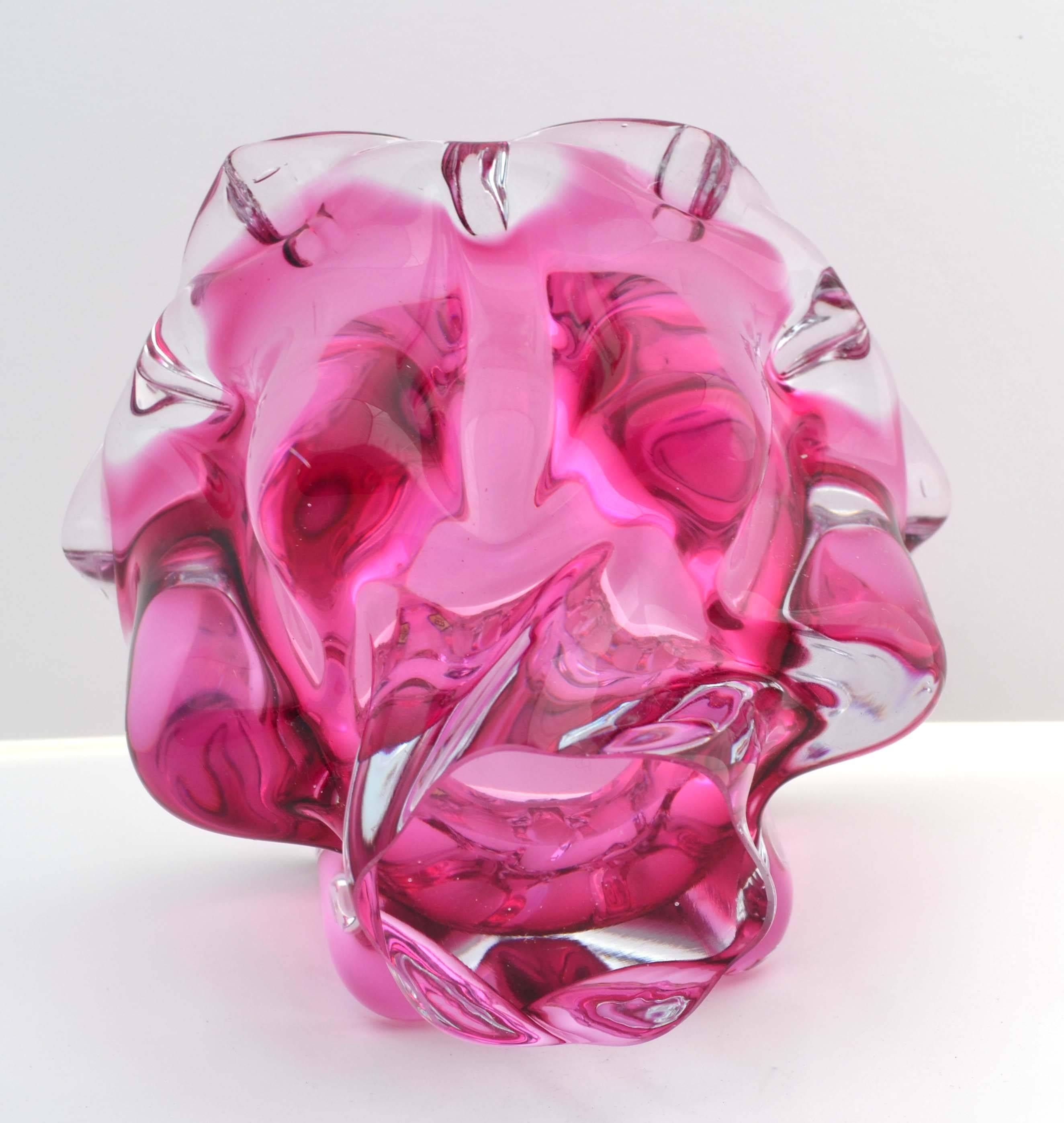 Tchèque Sklo Union Chribska Glassworks, bol à pieds Sommerso rose canneberge vintage en vente