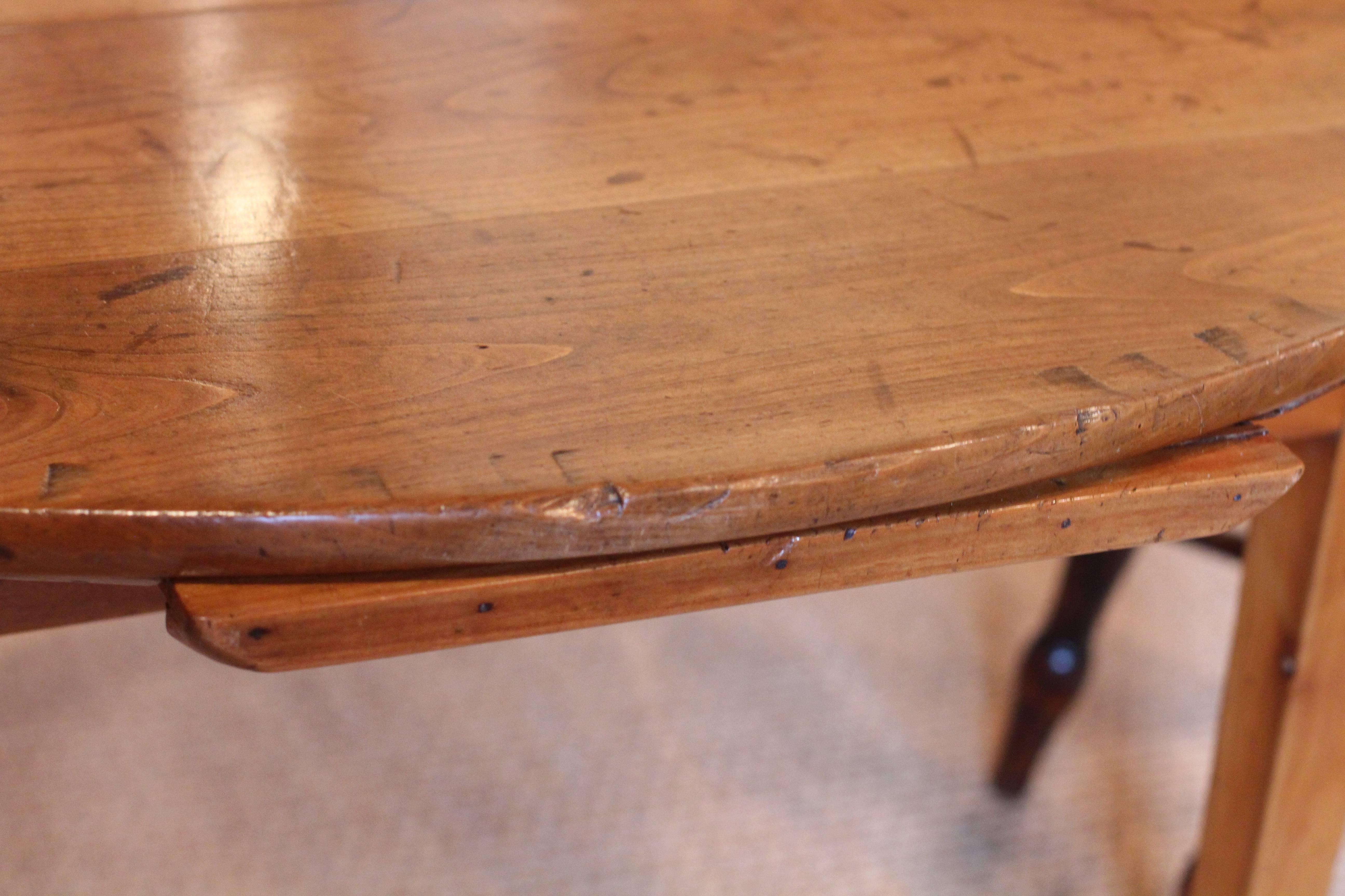 19th Century French Circular Dining Table In Excellent Condition For Sale In Birmingham, AL