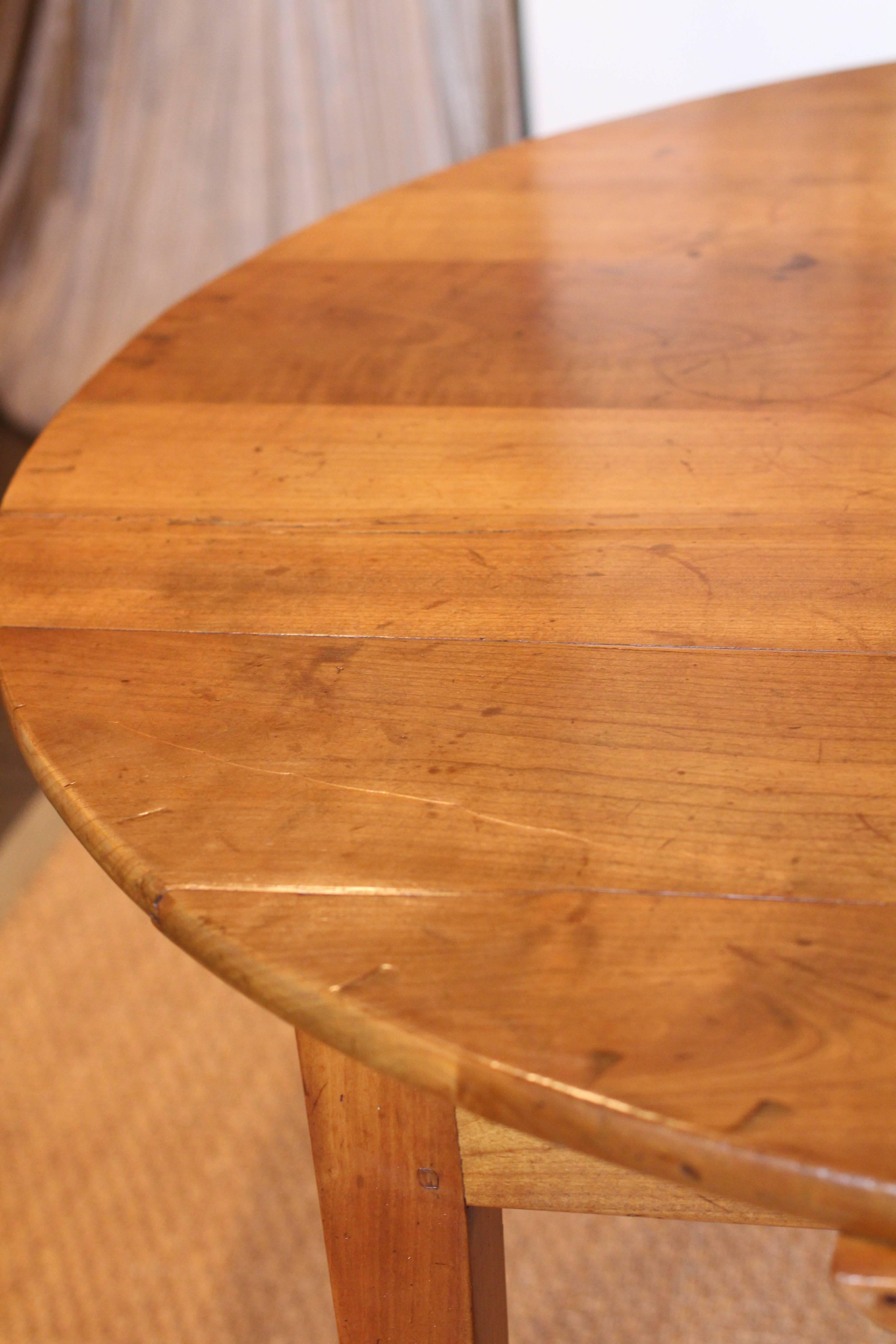 19th Century French Circular Dining Table For Sale 1