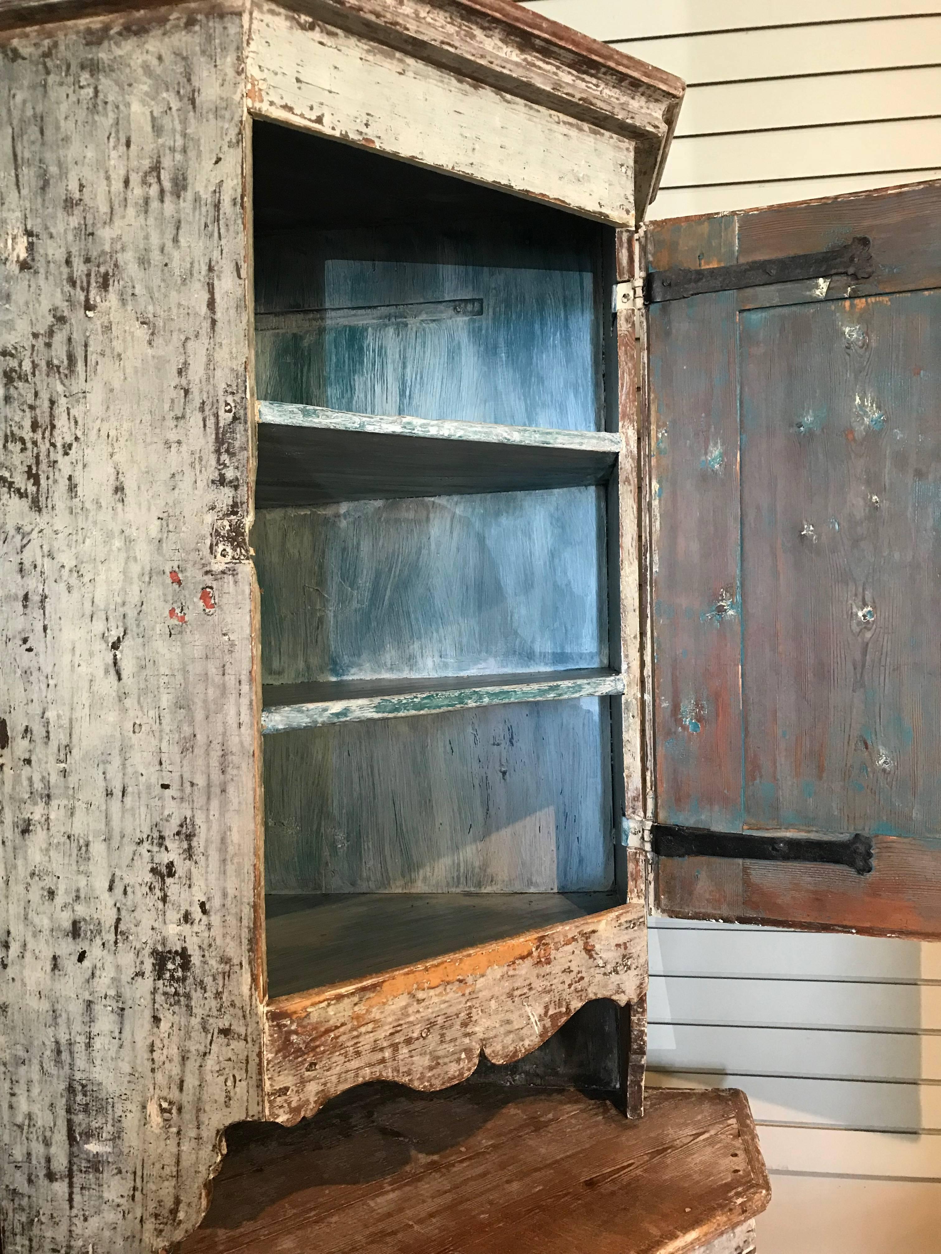 Late 17th Century Painted Swedish Corner Cupboard In Excellent Condition For Sale In Birmingham, AL