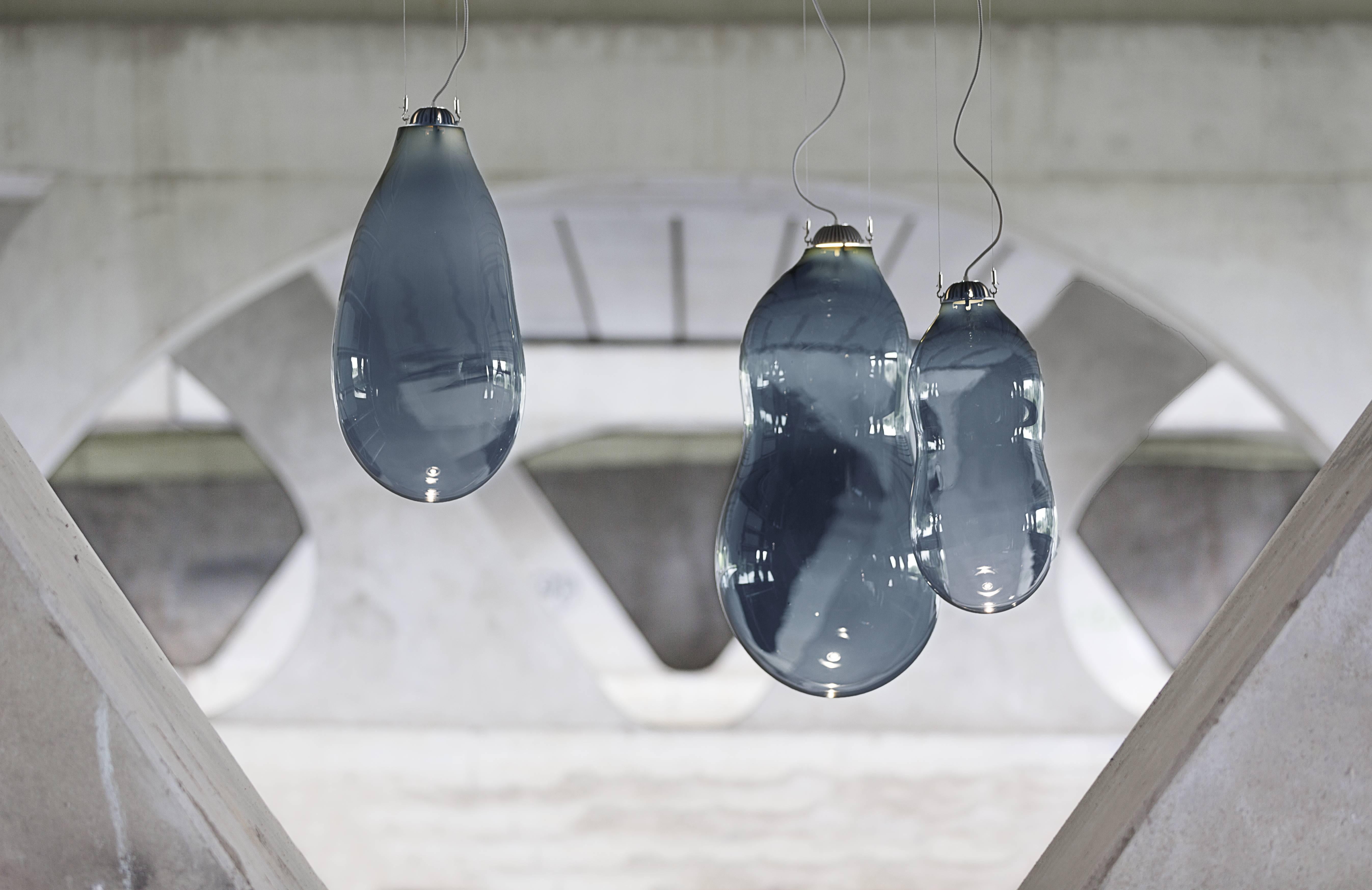 The Big Bubble Suspensions - Blue Coloured Edition by Alex de Witte
The Big Bubble Suspensions - by Alex de Witte
Ensemble of three pendants
1 Large 80-100 cm 7-12 kg
1 Medium 60-80 cm 4-8 kg
1 Small 45-60 cm 2-5 kg
Signed
Each pendant is